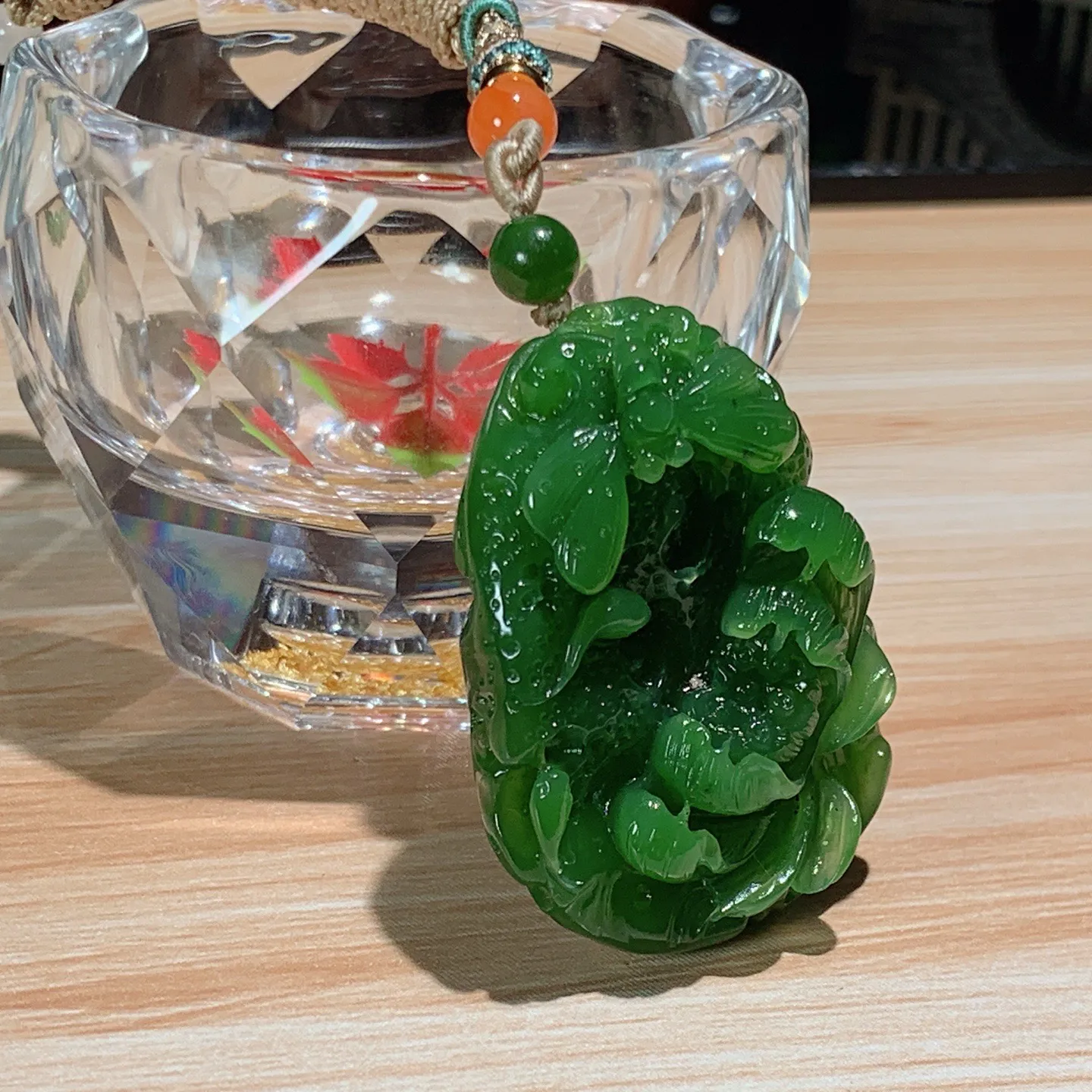 和田玉阳绿俄罗斯碧玉蝶恋花莲花挂件。尺寸44/35/14重30.9克 无裂无杂 玉质细腻油润 底色纯净 脂粉好，品质好。lt251029