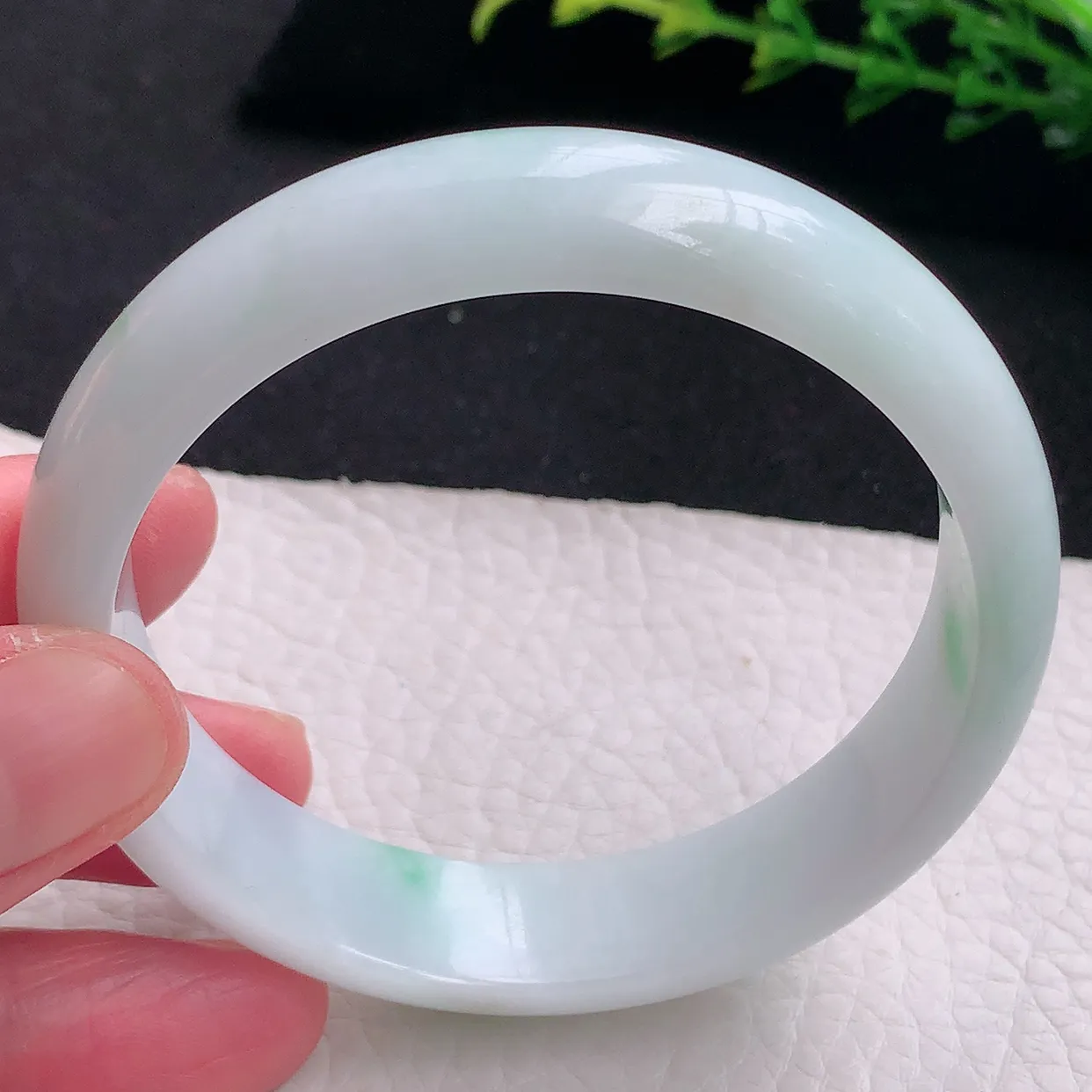 jm自然光57*13.7*7平安镯 天然缅甸翡翠a货飘绿宽边珠宝玉手镯