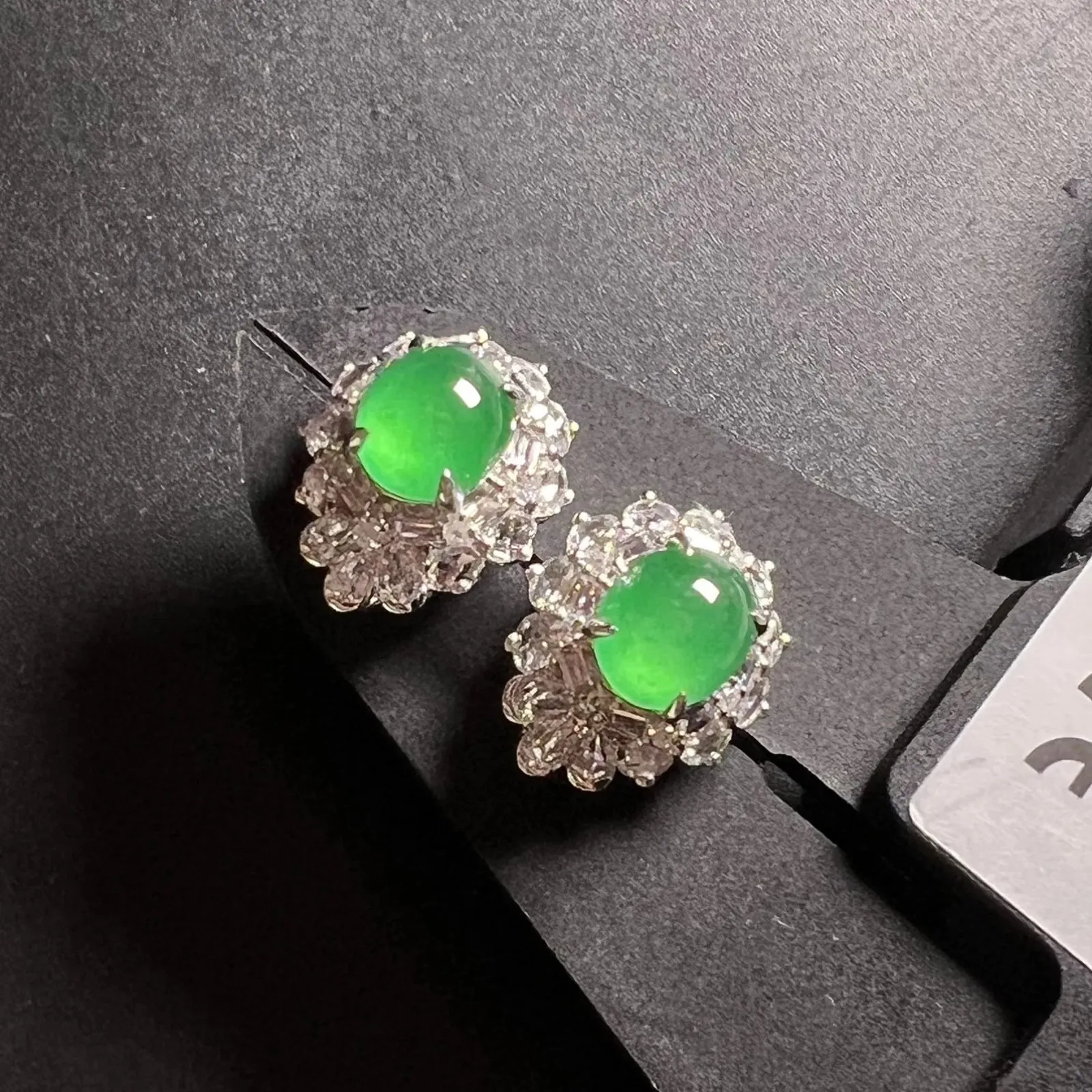 质量绿耳钉种老色阳饱满，整体尺寸14*11.6*9.6 裸石尺寸7.3*6.1*3.5