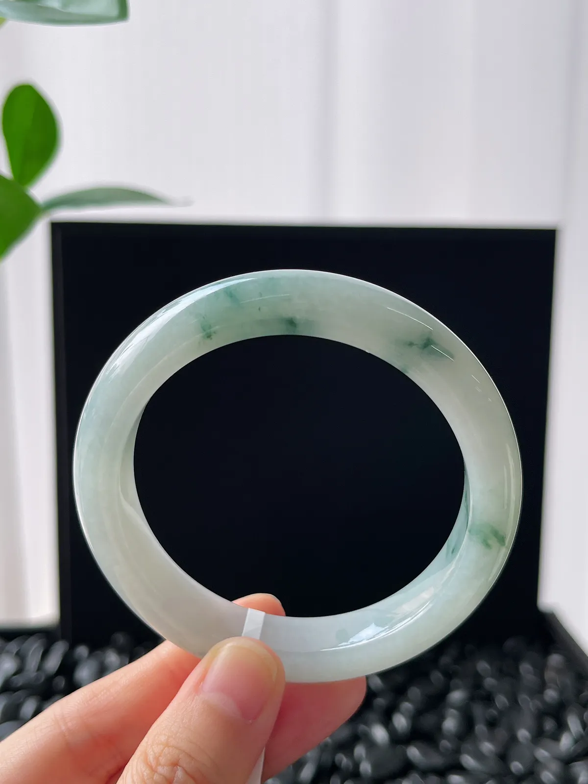 正圈55圈口，翡翠冰糯种飘绿手镯