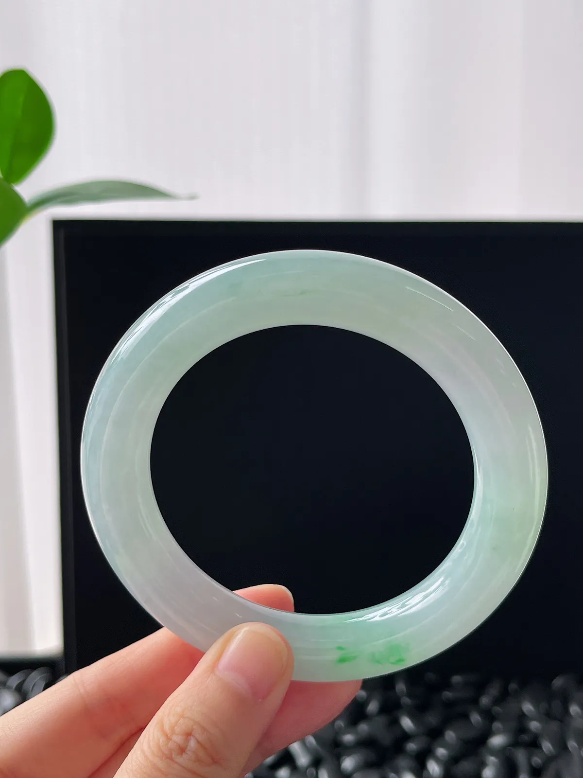 圆镯57.3圈口，翡翠冰糯飘花大圆条手镯