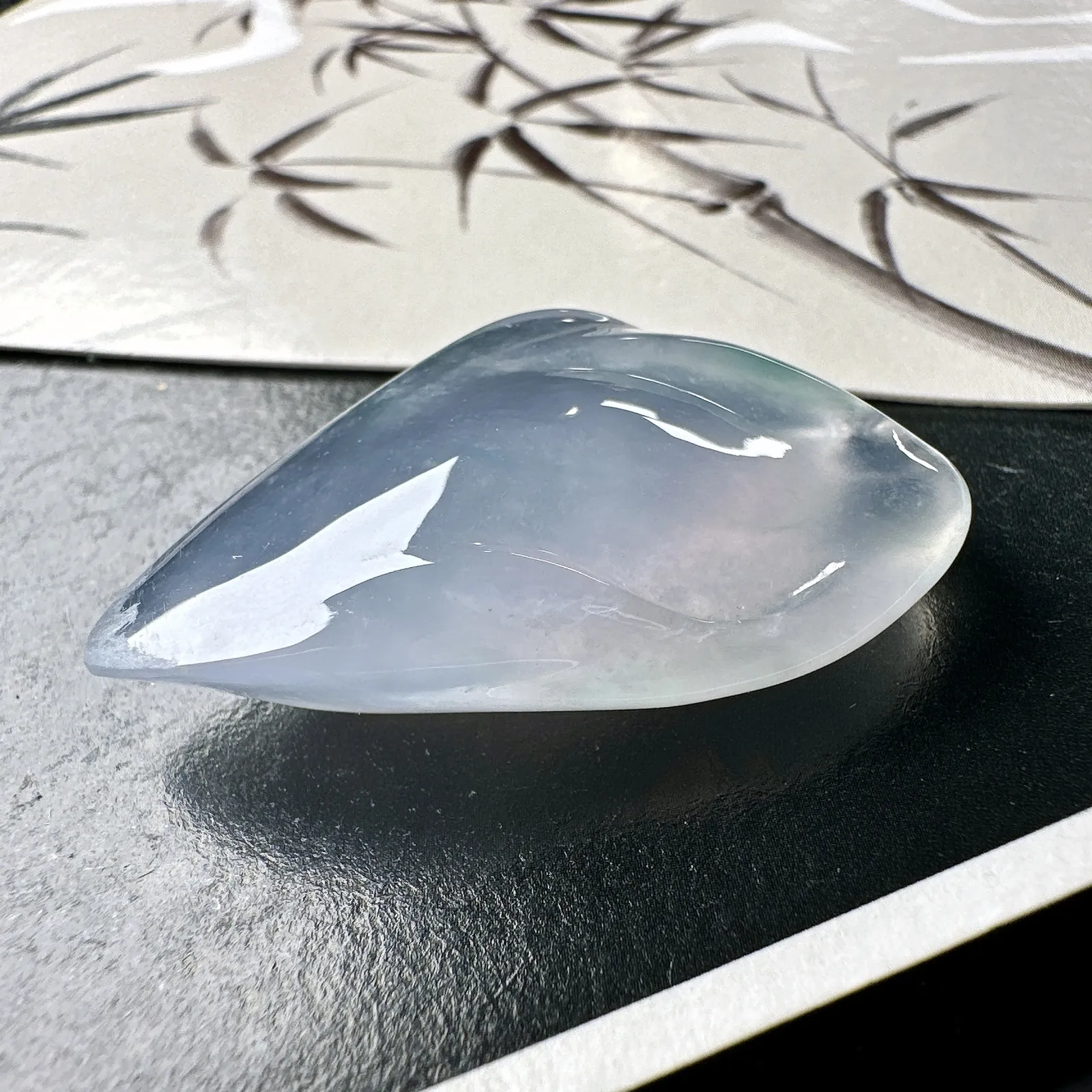 【冰种淡紫随形】质地细腻，冰润透亮，光泽出众，冰胶感十足