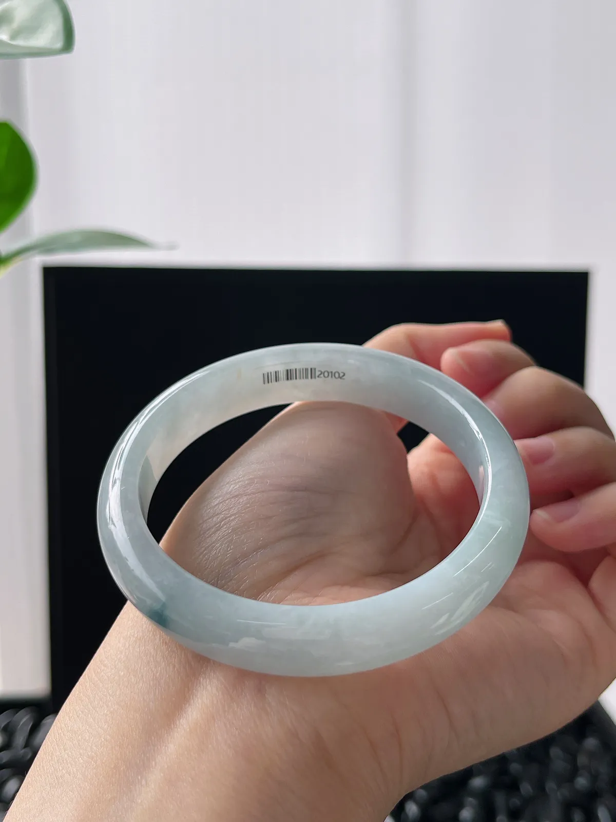 正圈55.7圈口，翡翠糯化种浅绿色手镯