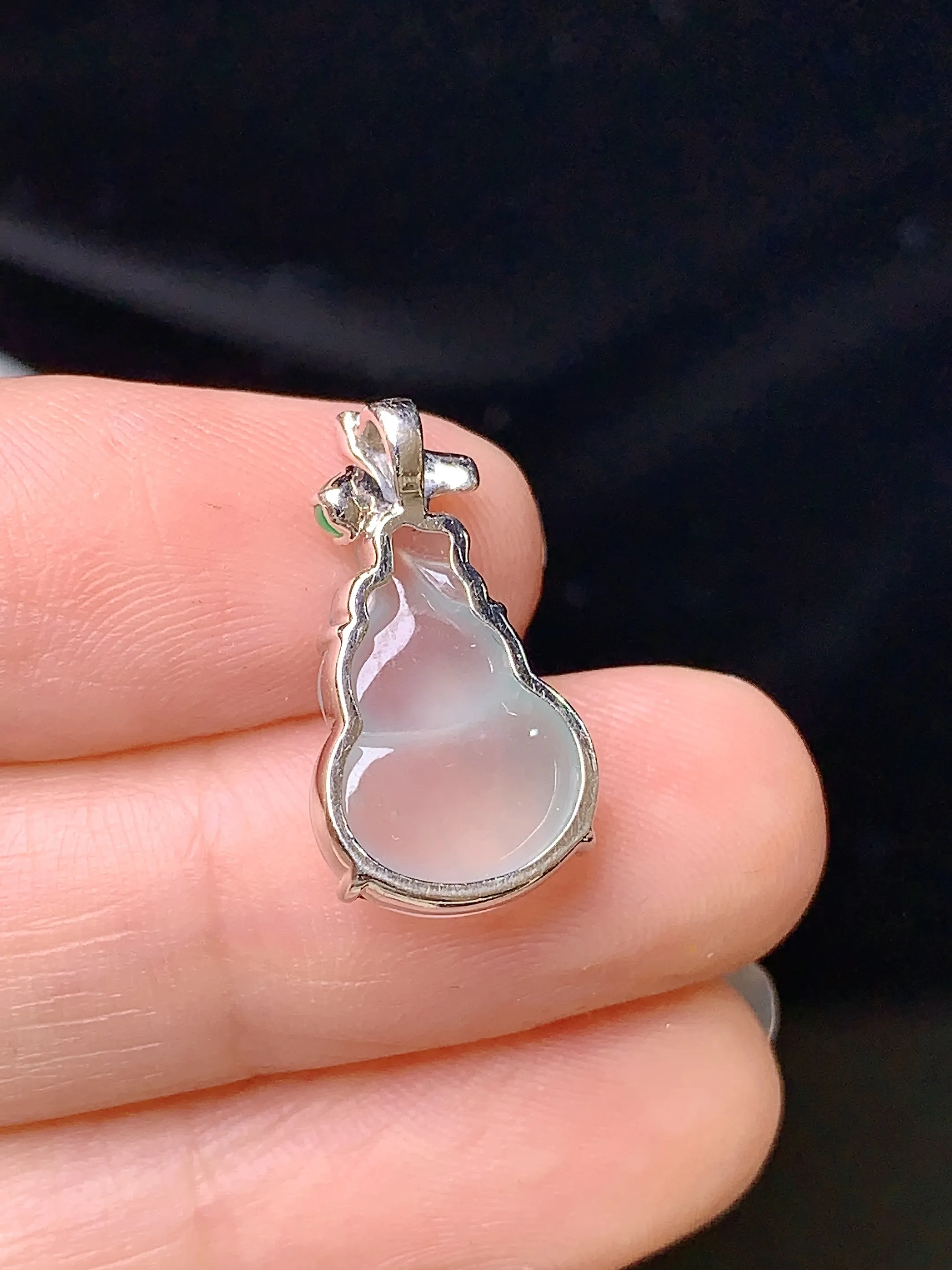 18k金钻镶嵌冰种葫芦吊坠 玉质细腻 色泽艳丽 水润亮眼  整体尺寸19.5*10.6*4.5