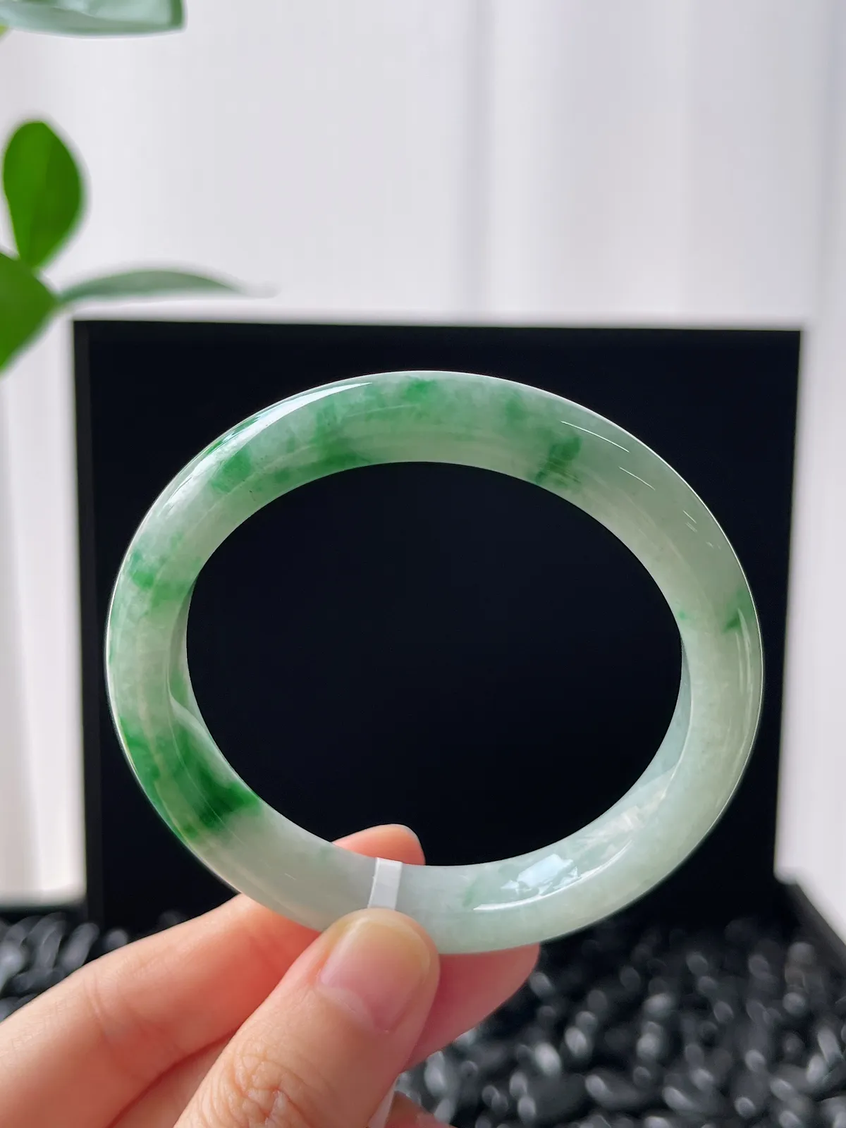 正圈55圈口，翡翠糯化种飘绿手镯