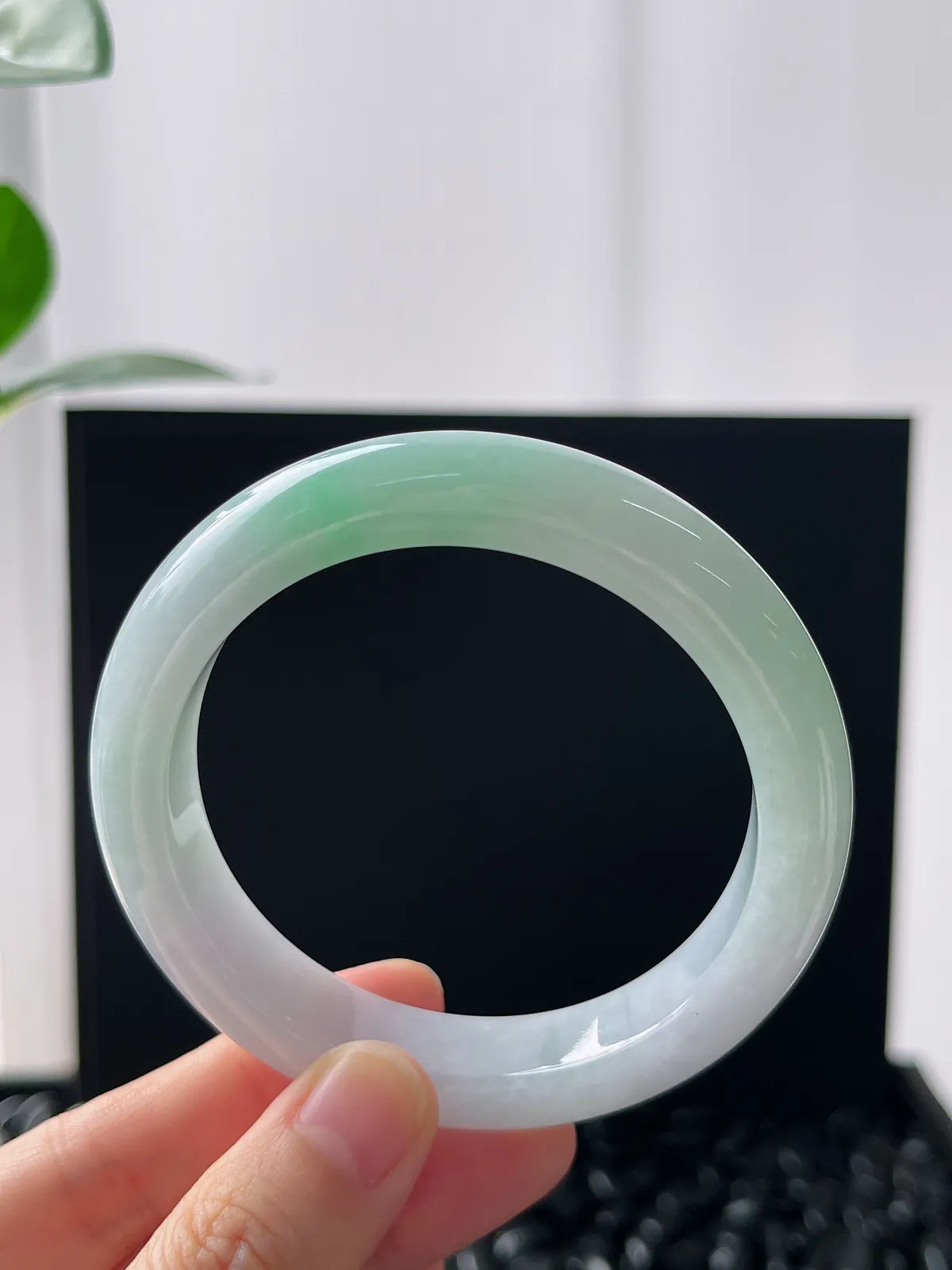 正圈56圈口，翡翠冰糯种淡绿色手镯