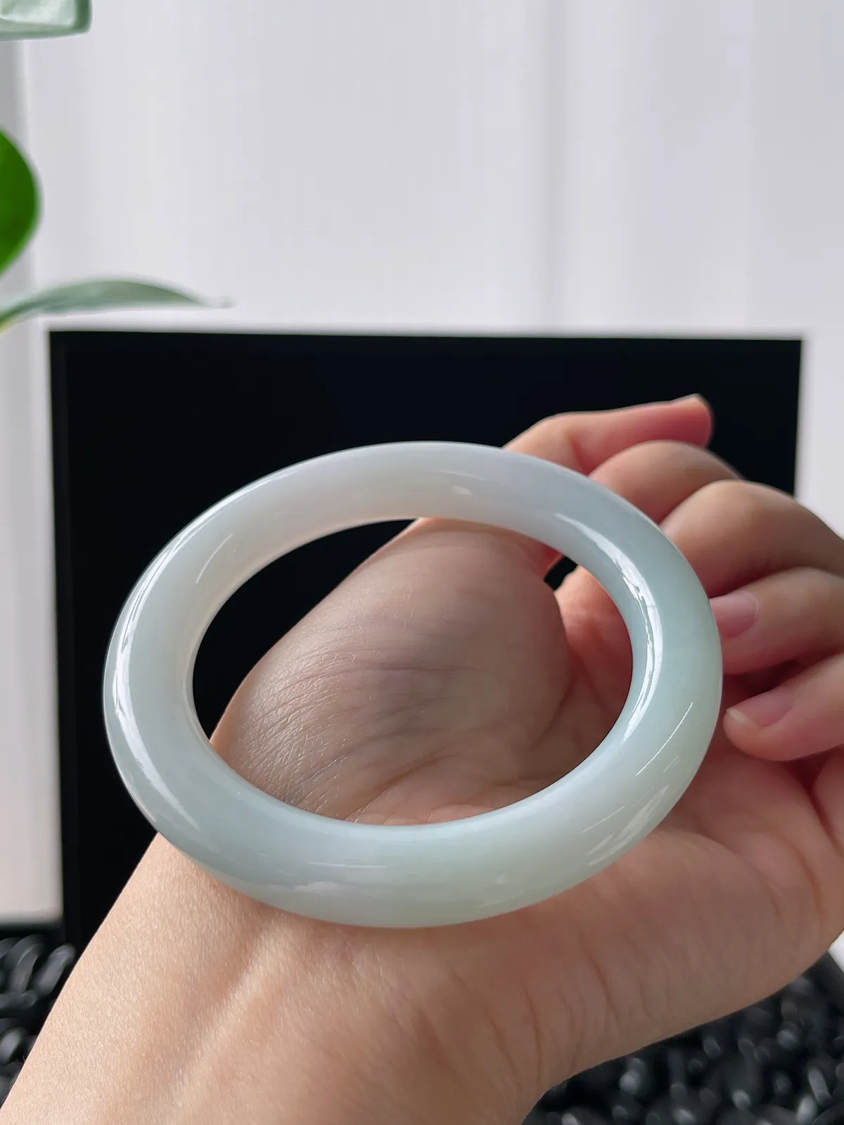 圆镯53圈口，翡翠糯化种白色手镯