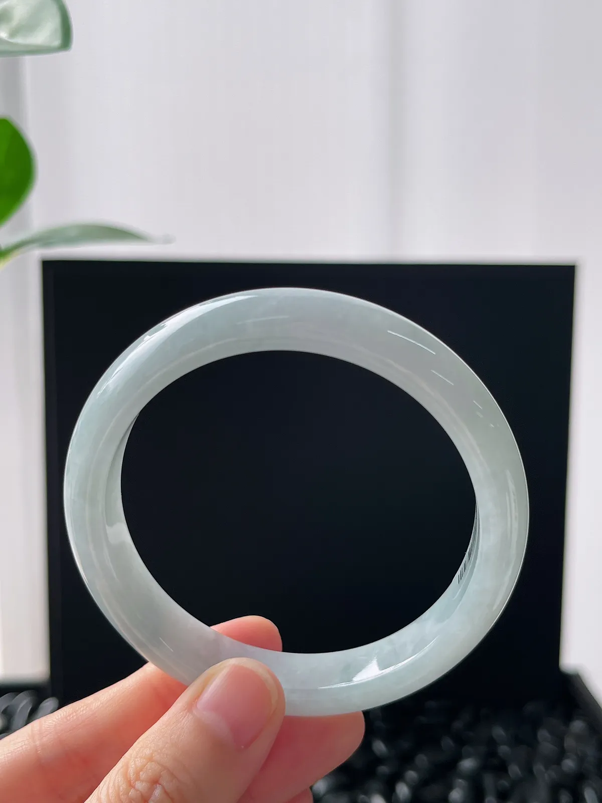 正圈55.7圈口，翡翠糯化种浅绿色手镯