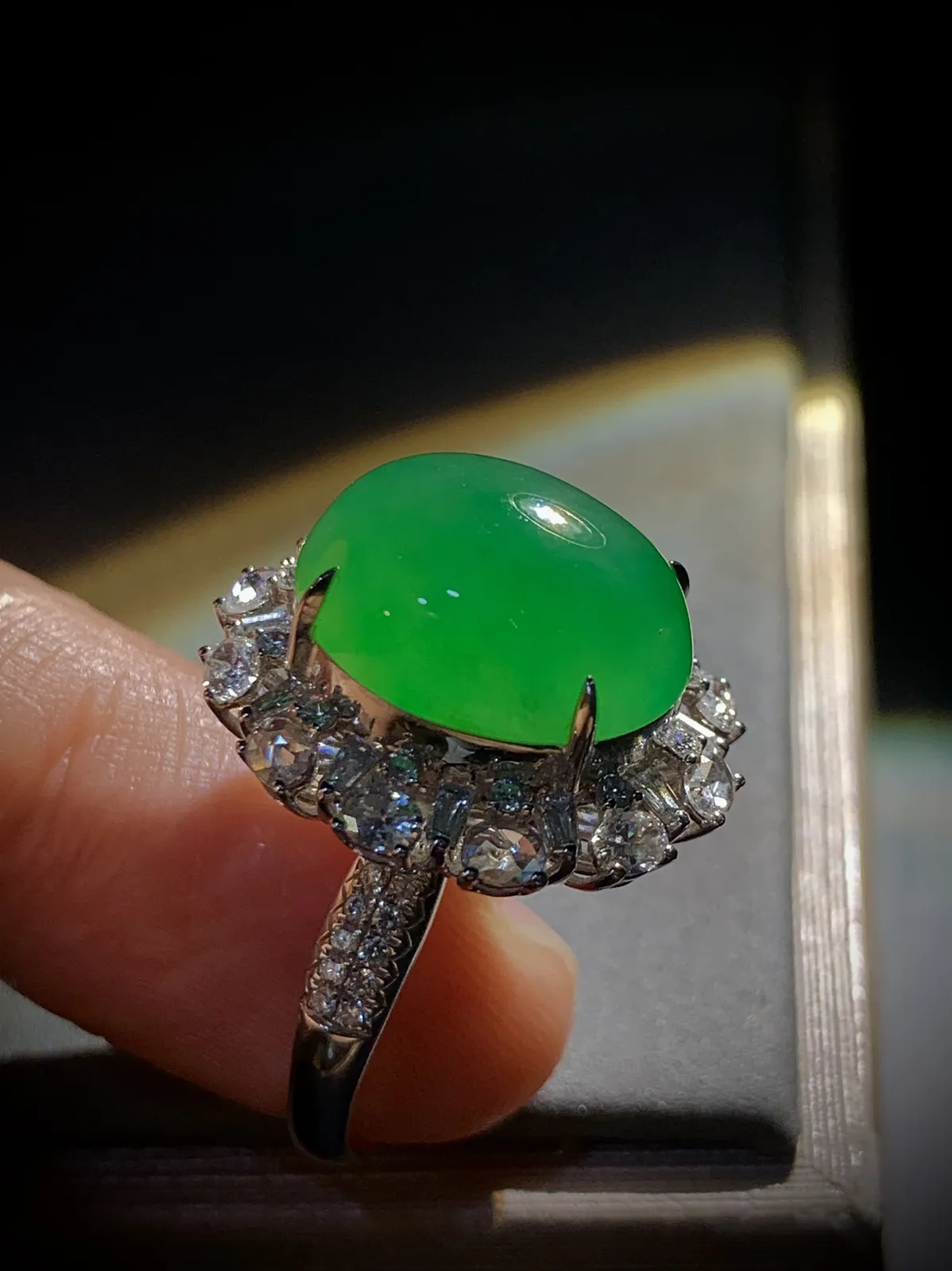 绿蛋面戒指，裸石约15.5-13.5-7mm，
13.5#可改，18K金，南非钻，