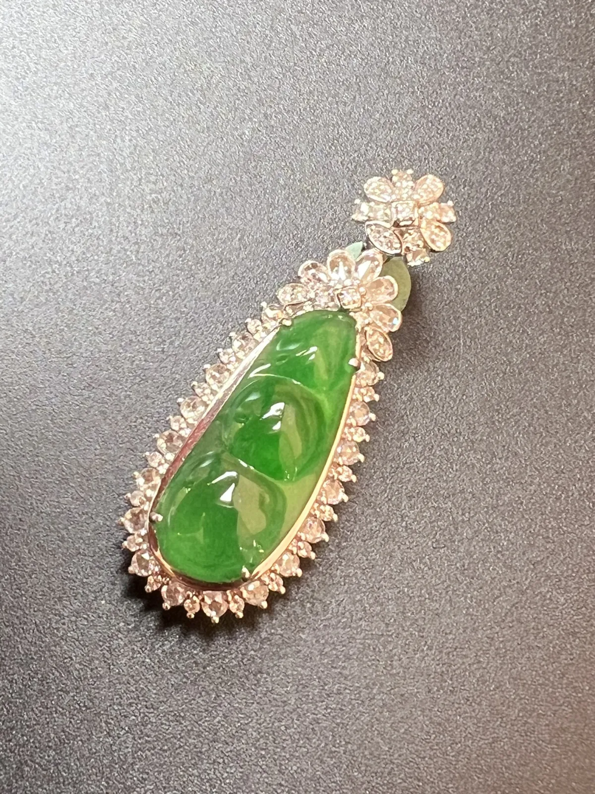 满绿福豆种好，饱满，整体尺寸37.8*14.6*12.2 裸石尺寸22.1*8.9*4.2