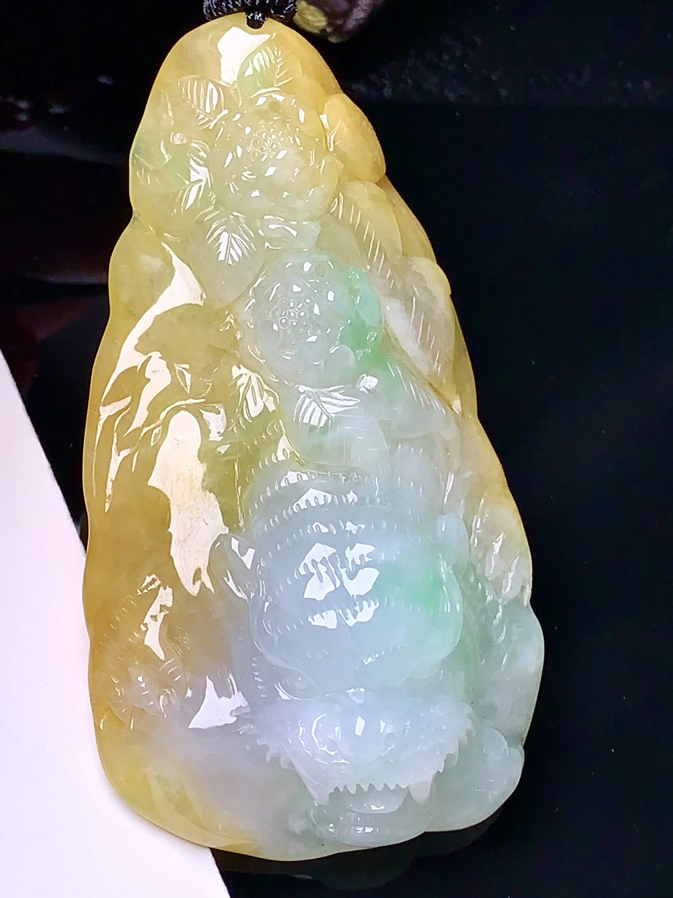 飘黄绿老虎出山吊坠 玉质细腻 色泽艳丽 水润亮眼  整体尺寸66.2*36*13.8