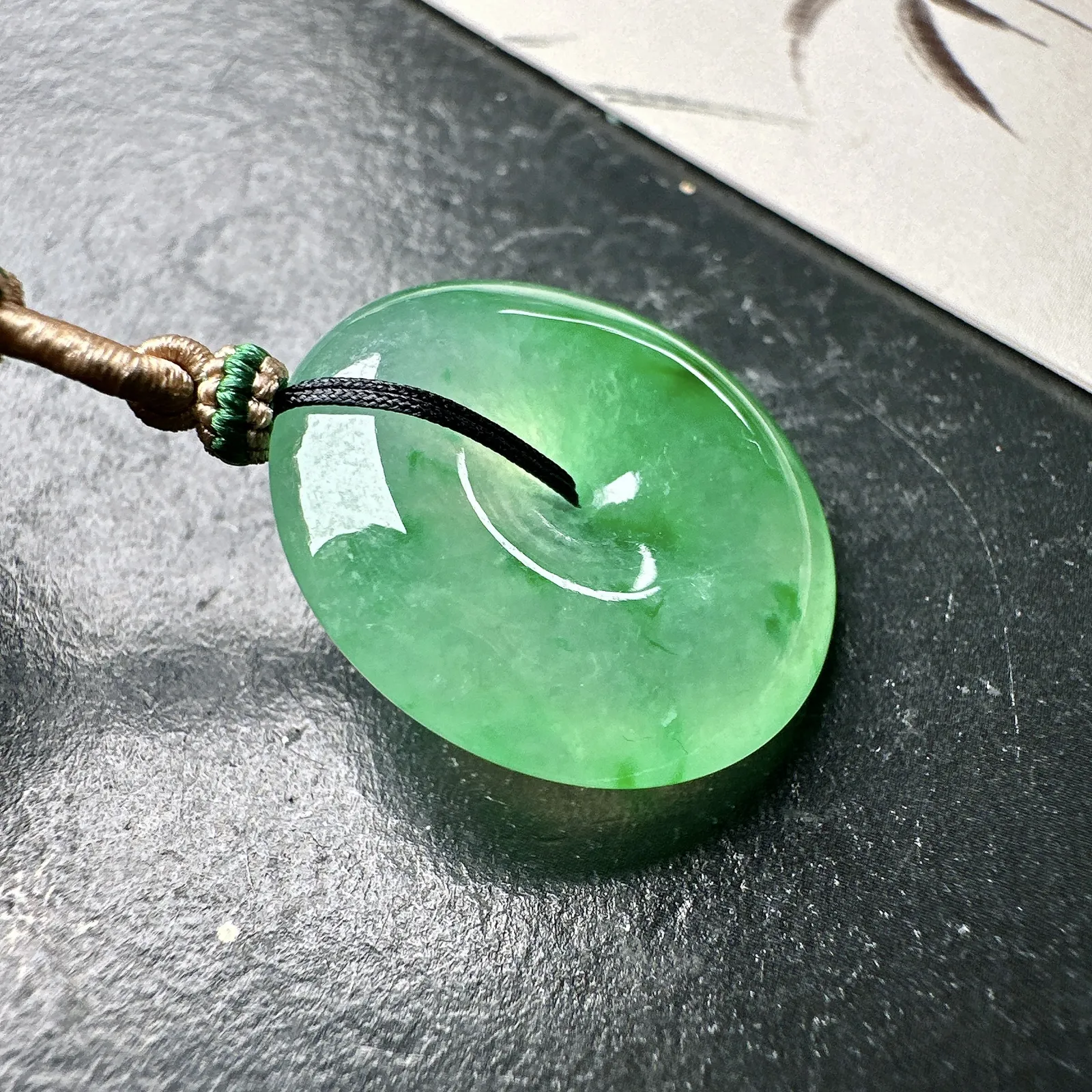 【冰种金丝绿平安扣】质地非常细腻，冰润十足，种老冰透，收藏品质。