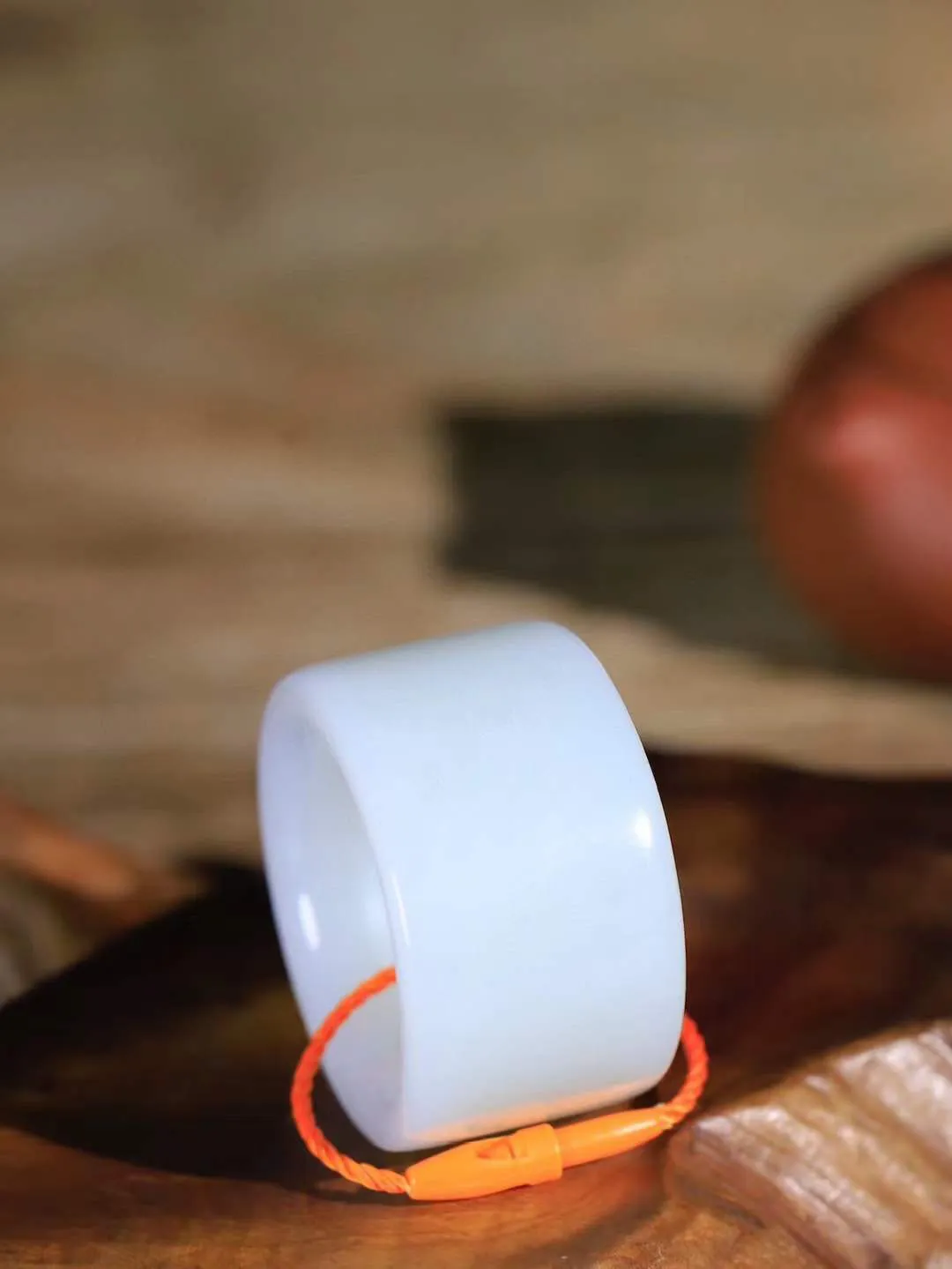 【古韵·扳指】

精品和田玉白玉扳指，玉质温润，油润感十足， 整器古韵生辉。优雅高贵。运筹帷幄于掌中，决胜于千里之外。
重29克 内径圈口22mm  尺寸19.9-6mm  FDT-591052929