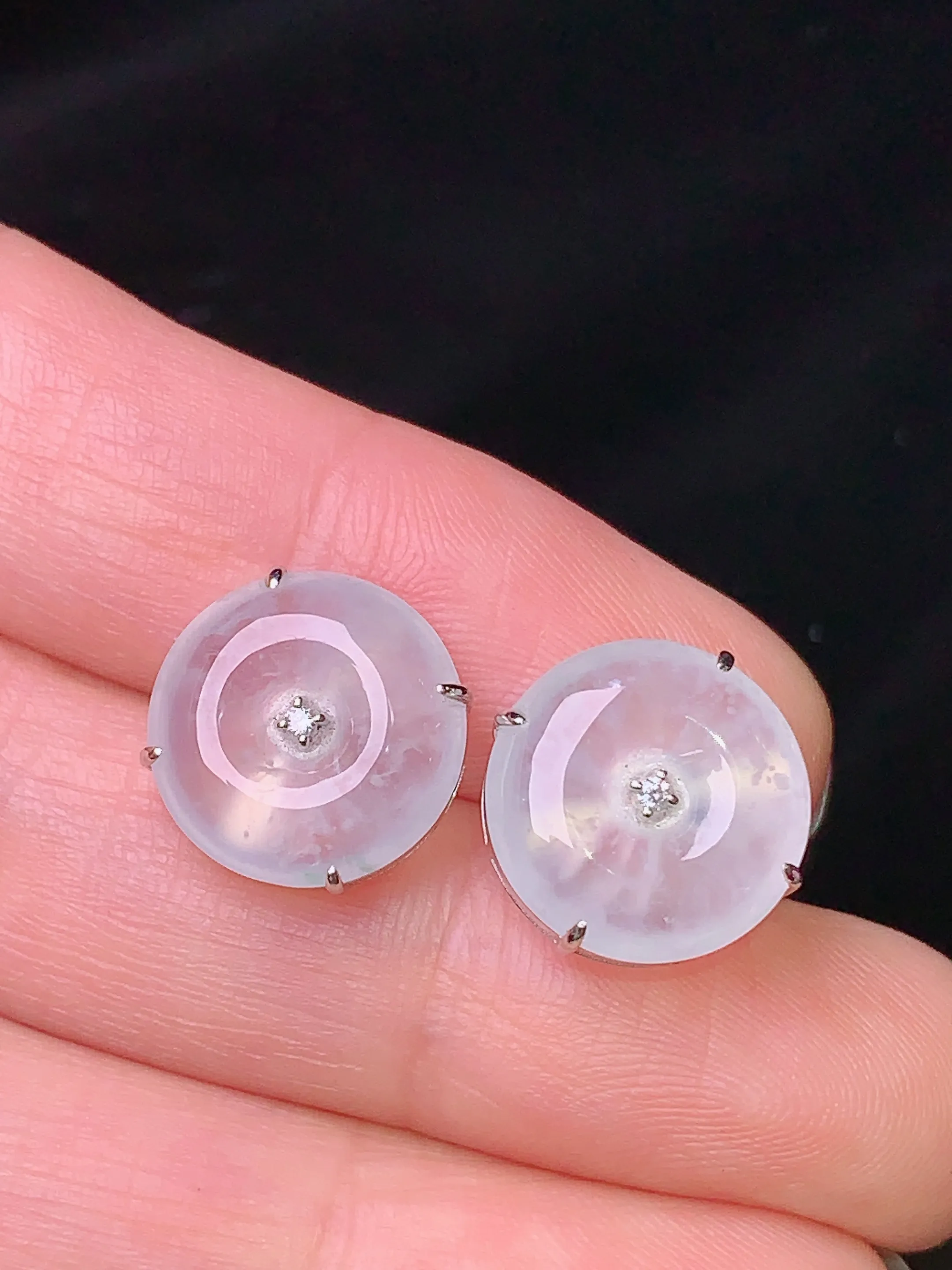 18k金镶嵌冰种平安扣耳钉 玉质细腻 色泽艳丽 水润亮眼  整体尺寸12.3*5.2