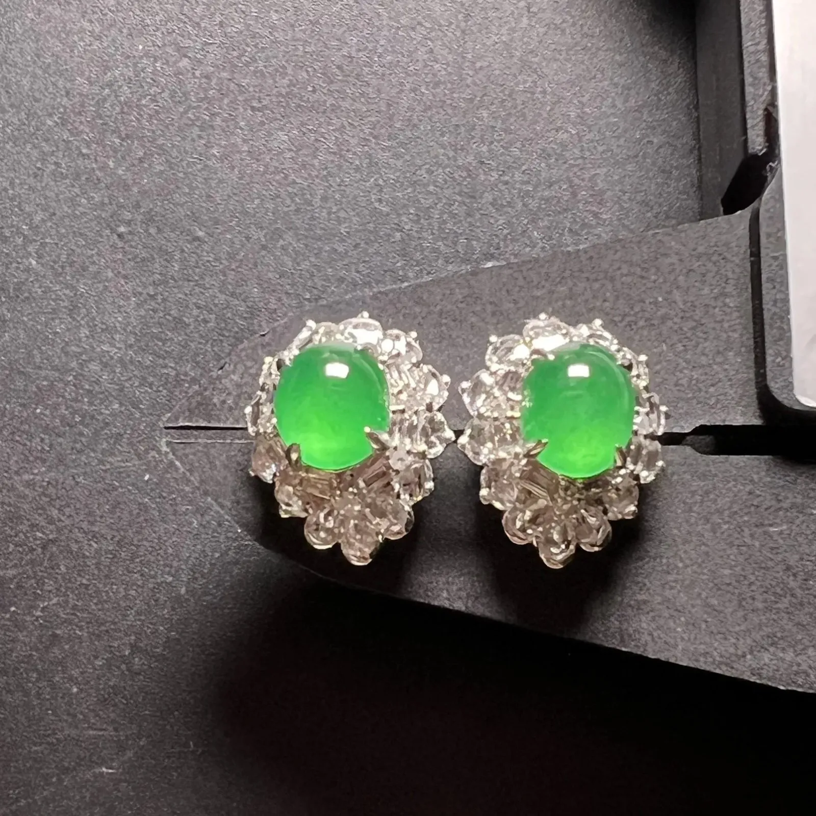 质量绿耳钉种老色阳饱满，整体尺寸14*11.6*9.6 裸石尺寸7.3*6.1*3.5