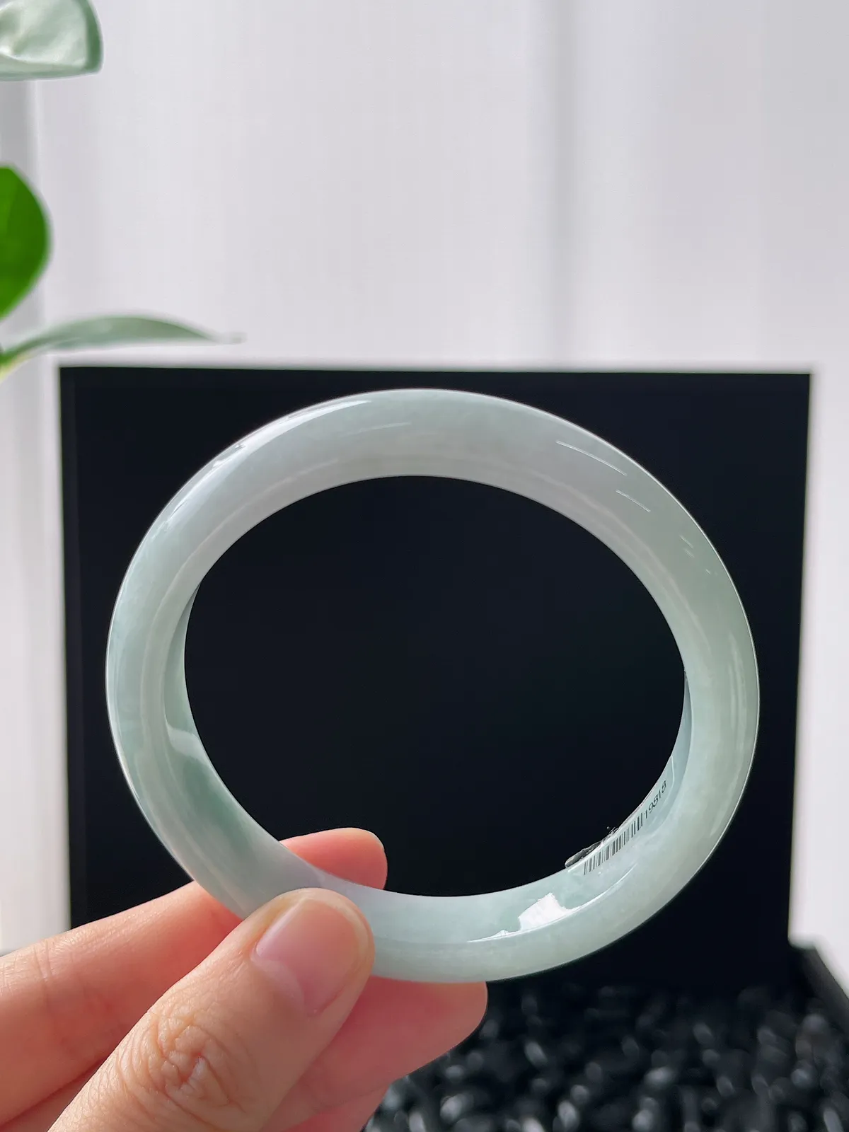 正圈57.2圈口，翡翠糯化种浅绿色手镯