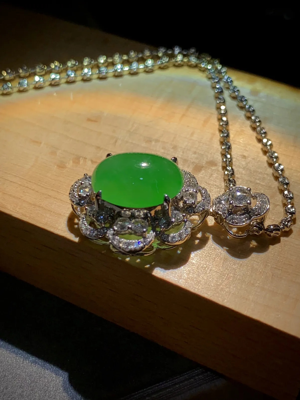 绿蛋面吊坠，裸石12.6-10.2-5mm，
整体28-18.5-11mm，
18K金，南非钻，不配