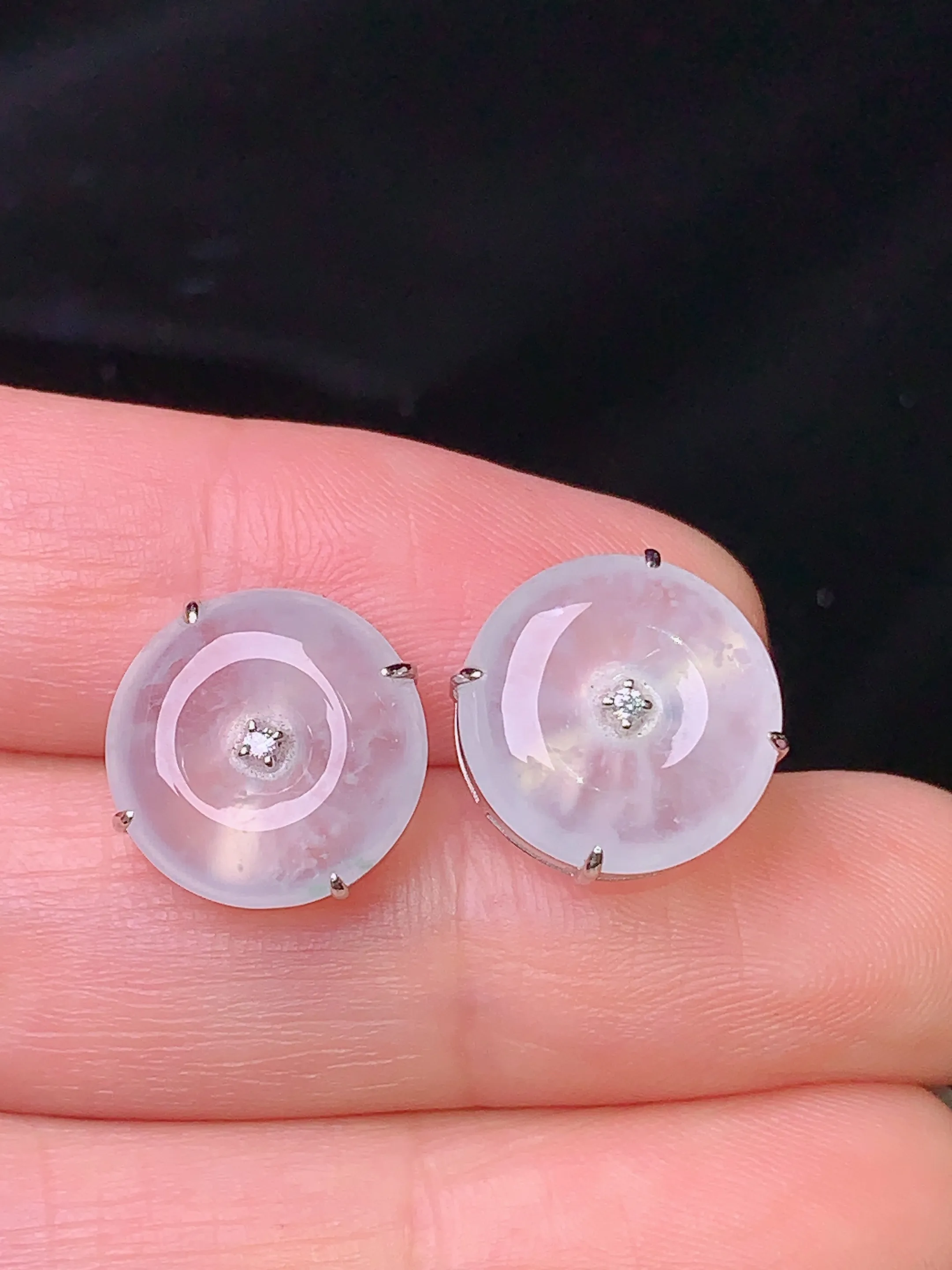 18k金镶嵌冰种平安扣耳钉 玉质细腻 色泽艳丽 水润亮眼  整体尺寸12.3*5.2