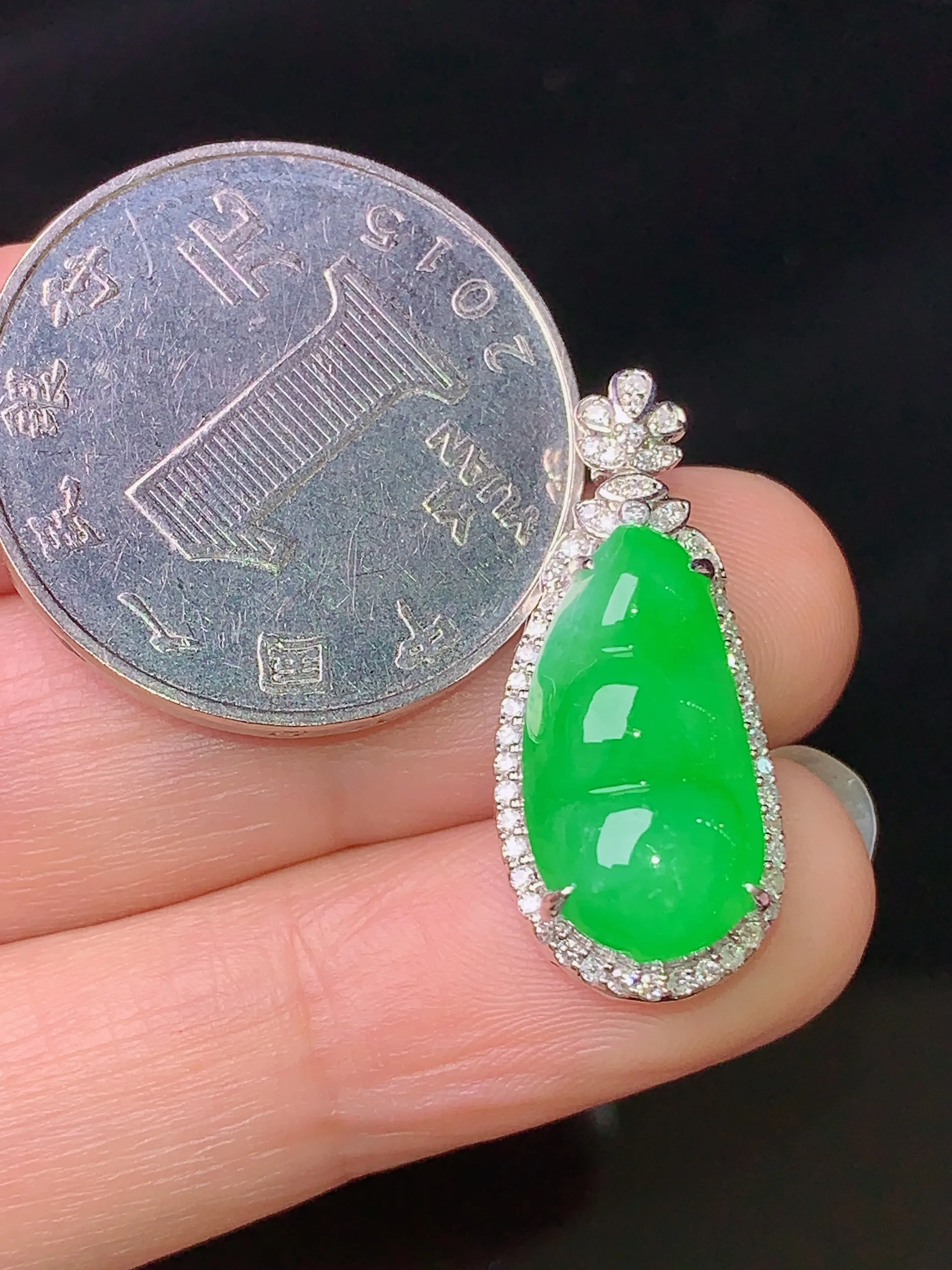 18k金钻镶嵌满绿四季豆吊坠 玉质细腻 色泽艳丽 水润亮眼  整体尺寸25.7*11*8.2