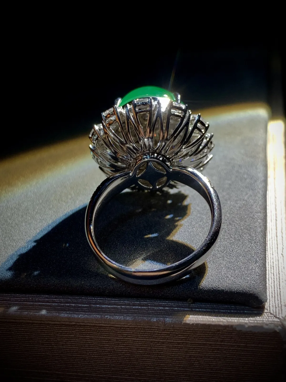 绿蛋面戒指，裸石约15.5-13.5-7mm，
13.5#可改，18K金，南非钻，