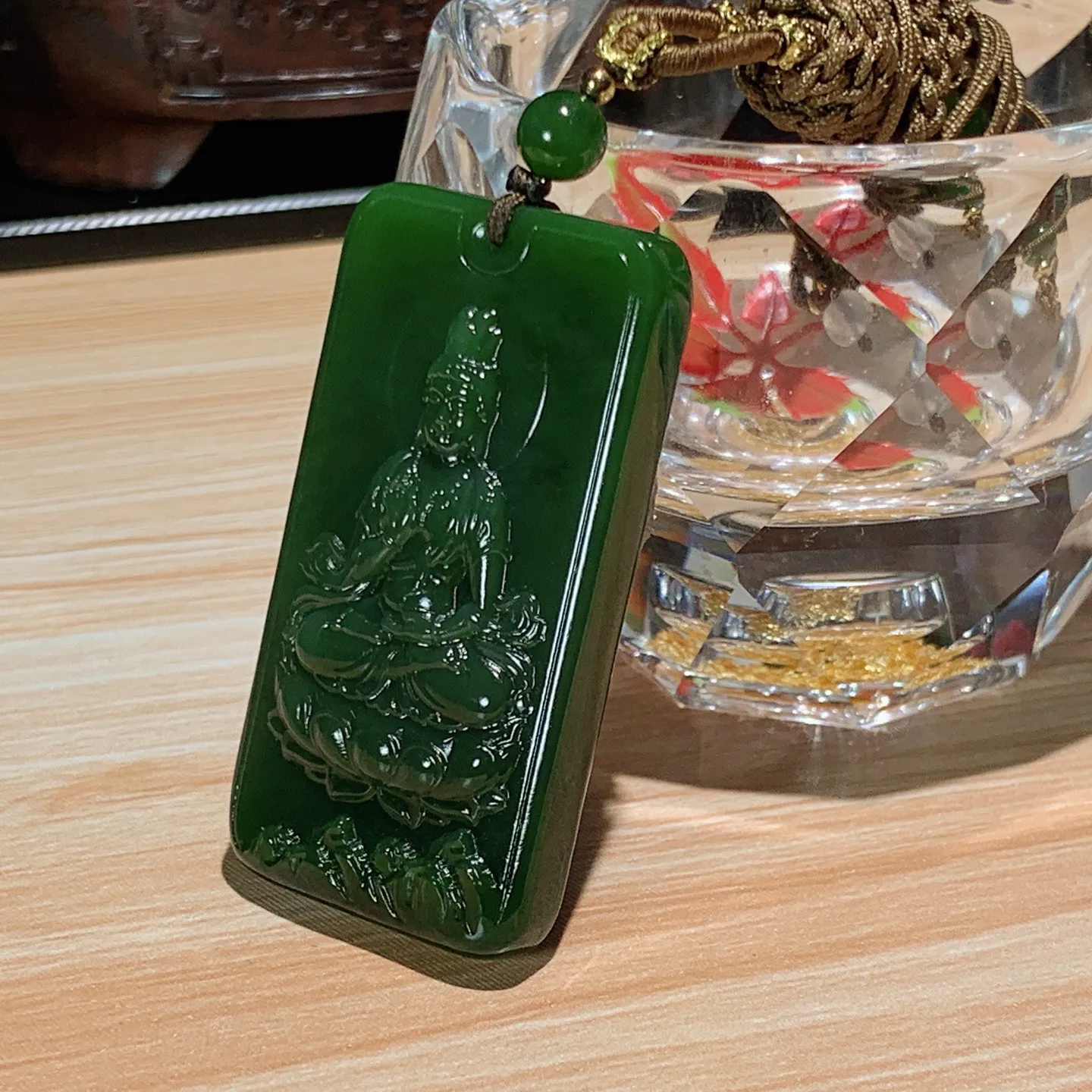 和田玉阳绿俄罗斯碧玉坐莲观音牌子挂件。尺寸48/26/9重27.7克 无裂无杂 玉质细腻油润 底色纯净 脂粉好，品质好。lt251029