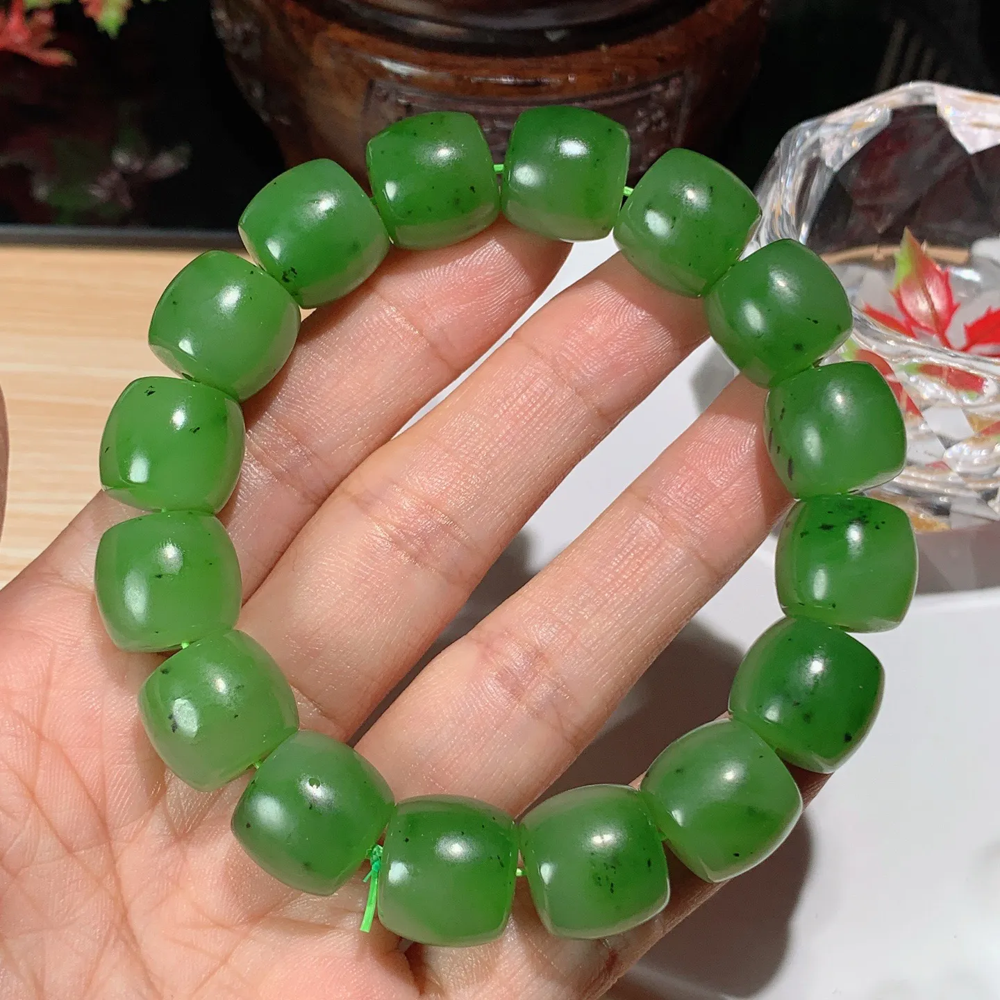 和田玉阳绿俄罗斯碧玉直切老型珠手串。单颗尺寸13/14重78.8克 玉质细腻油润 底色纯净 脂粉好，品质好。lt251029