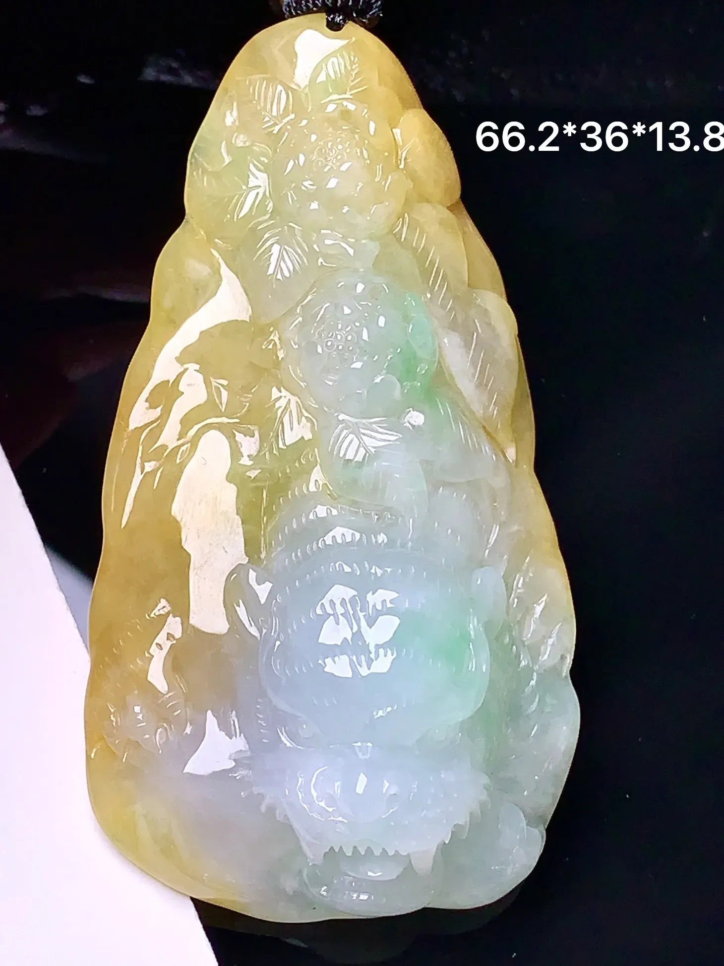 飘黄绿老虎出山吊坠 玉质细腻 色泽艳丽 水润亮眼  整体尺寸66.2*36*13.8