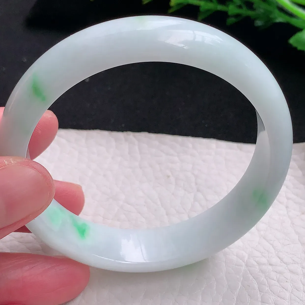 jm自然光57*13.7*7平安镯 天然缅甸翡翠a货飘绿宽边珠宝玉手镯