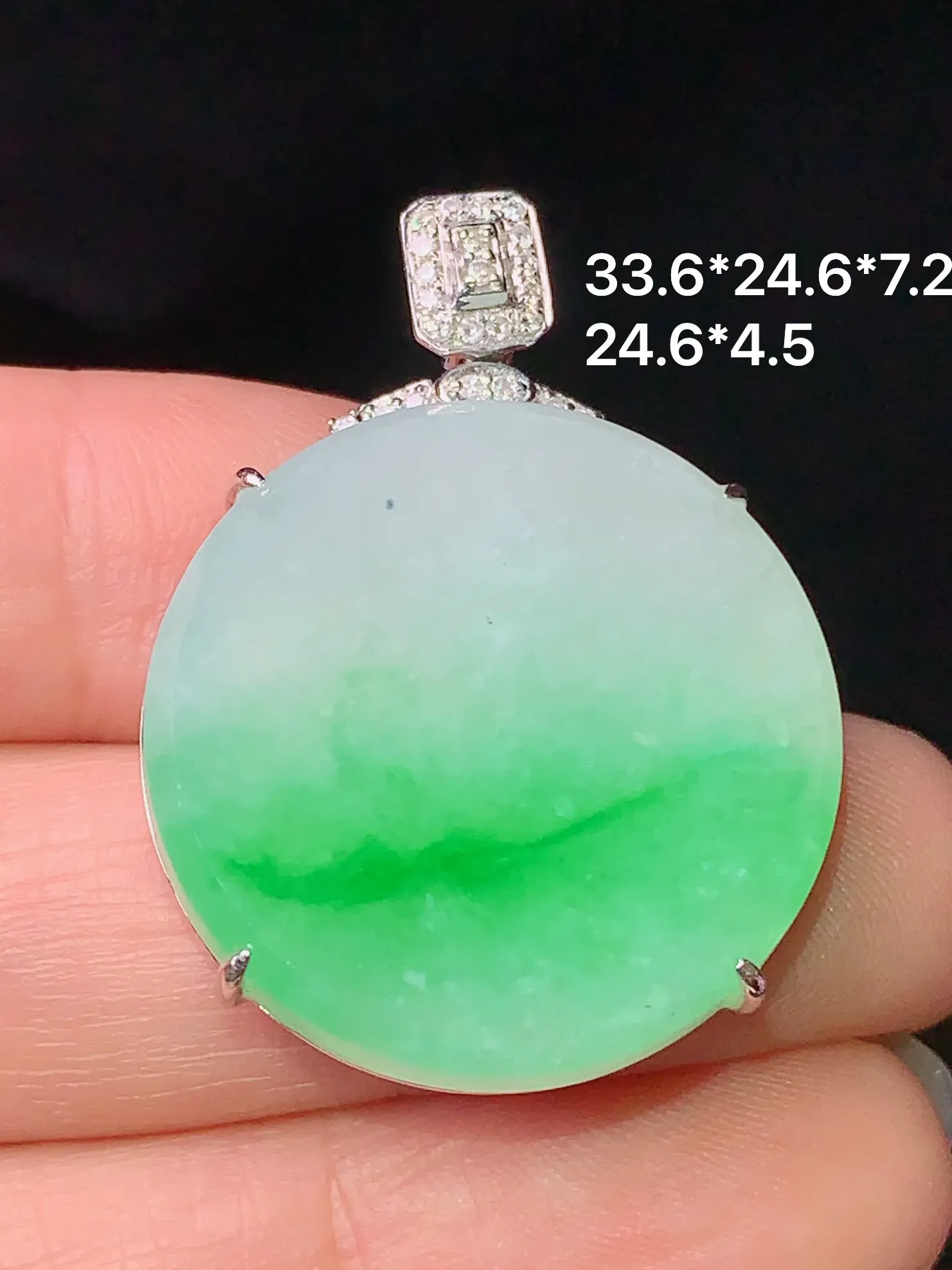 18k金钻镶嵌飘绿圆牌吊坠 玉质细腻 色泽艳丽 水润亮眼  整体尺寸33.6*24.6*7.2