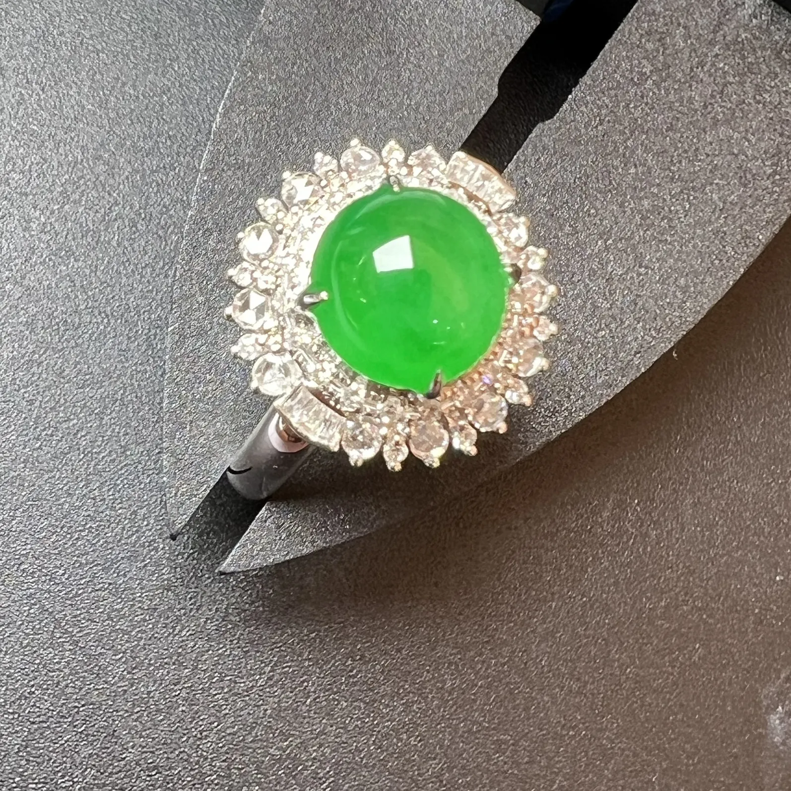 满绿戒指色辣饱满，整体尺寸15.1*15.3*13.1 裸石尺寸8.8*5.2