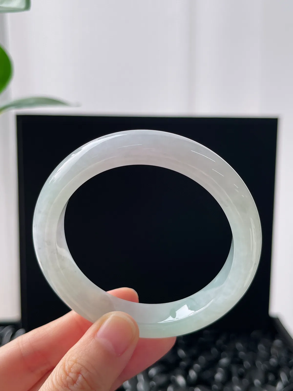 正圈55圈口，翡翠冰糯种淡绿色手镯