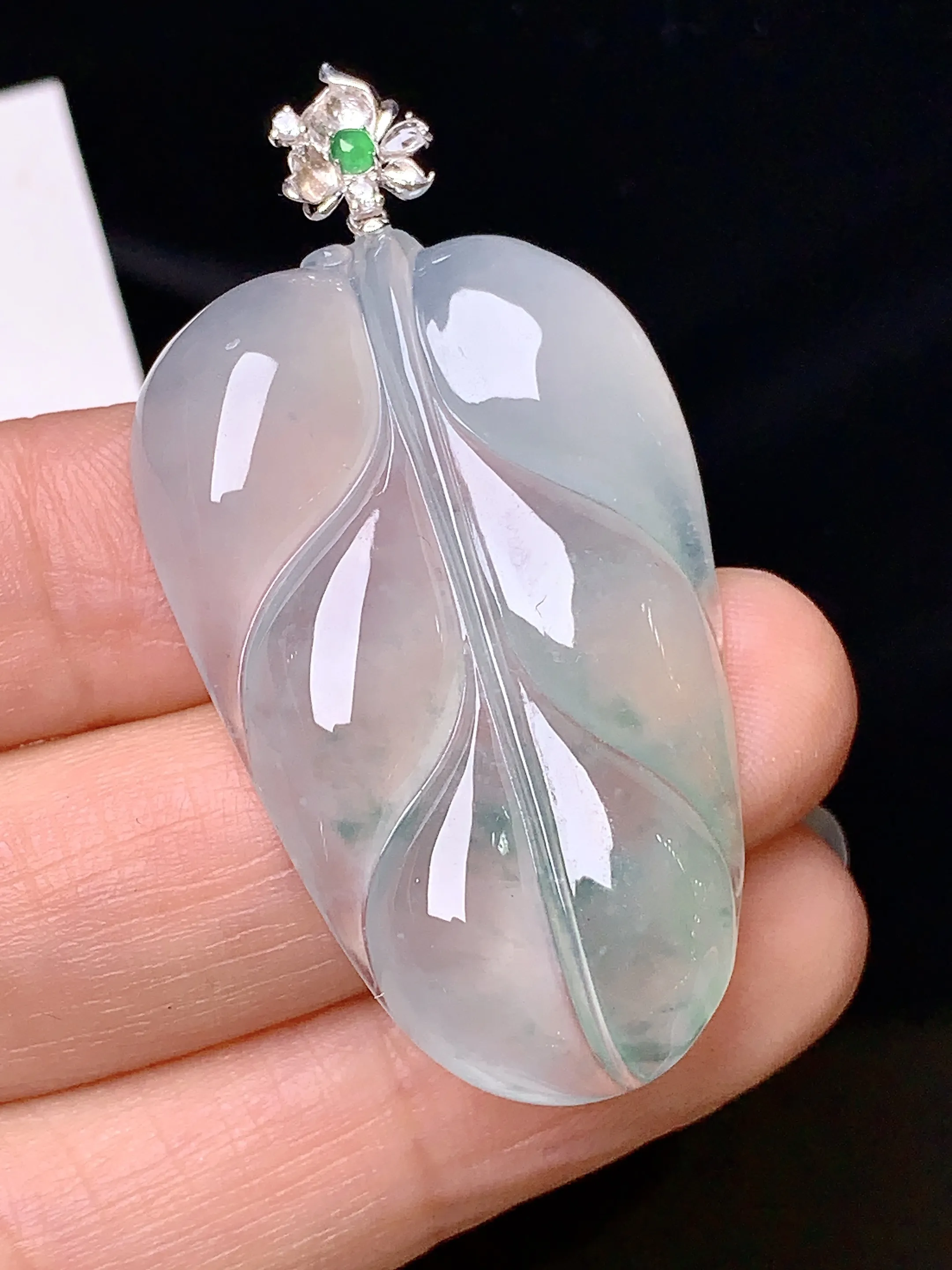 18k金钻镶嵌冰种树叶吊坠 玉质细腻 色泽艳丽 水润亮眼  整体尺寸47*24.5*5.5