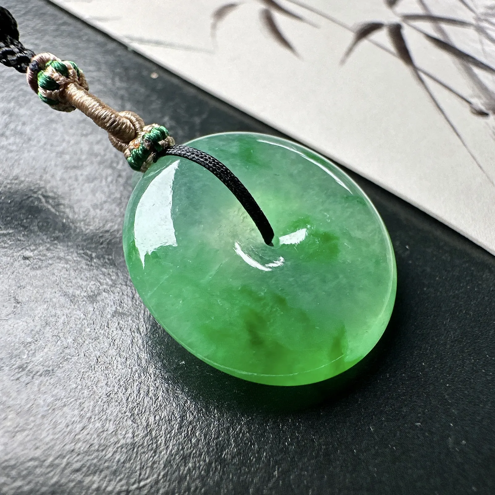 【冰种金丝绿平安扣】质地非常细腻，冰润十足，种老冰透，收藏品质。