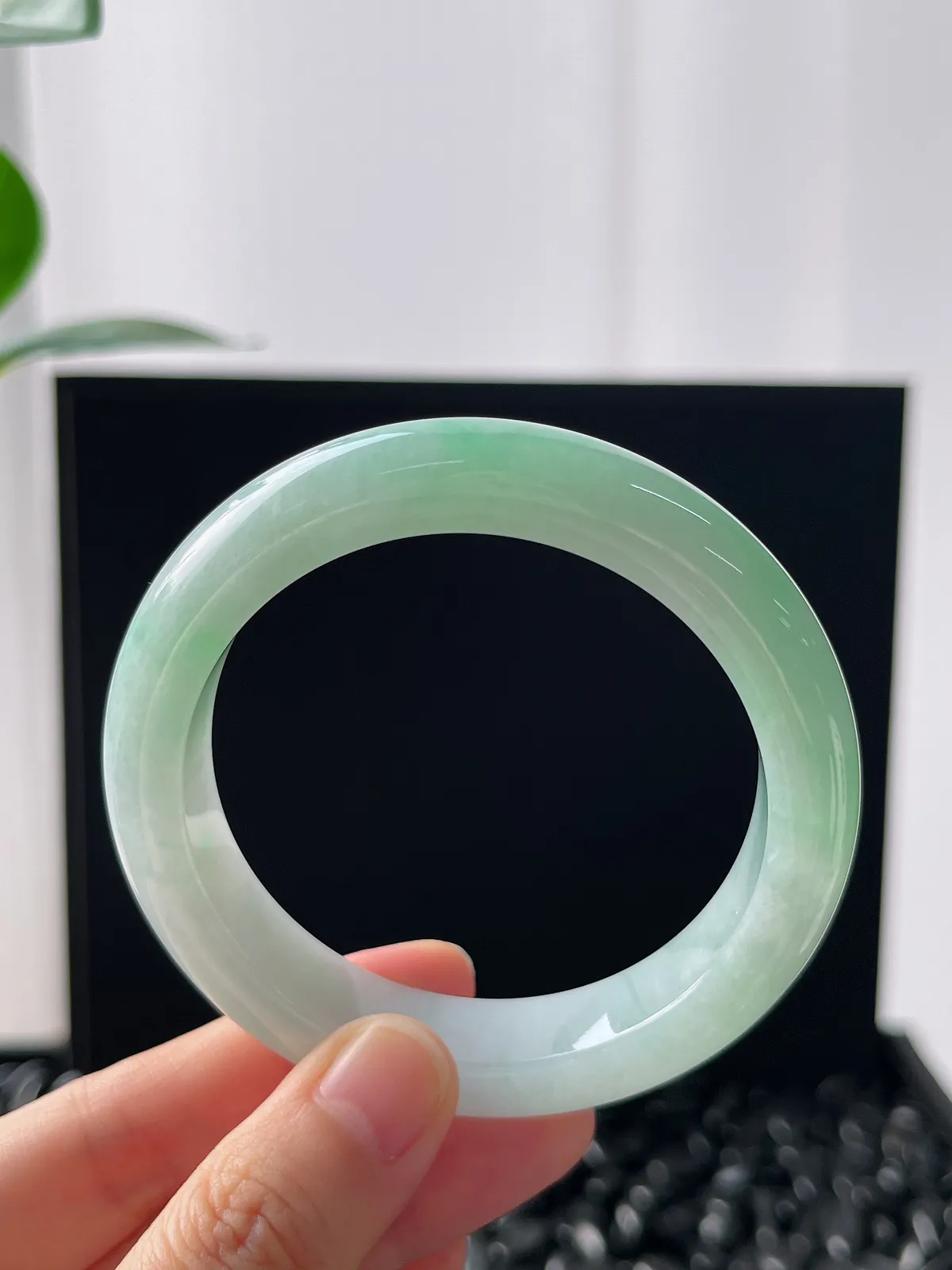 正圈55圈口，翡翠糯化种淡绿色手镯