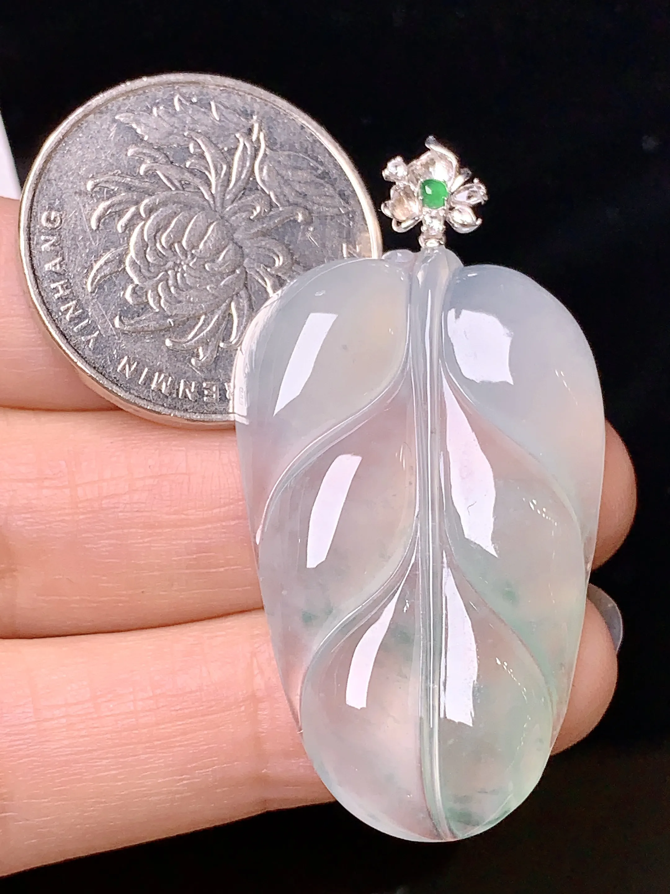 18k金钻镶嵌冰种树叶吊坠 玉质细腻 色泽艳丽 水润亮眼  整体尺寸47*24.5*5.5