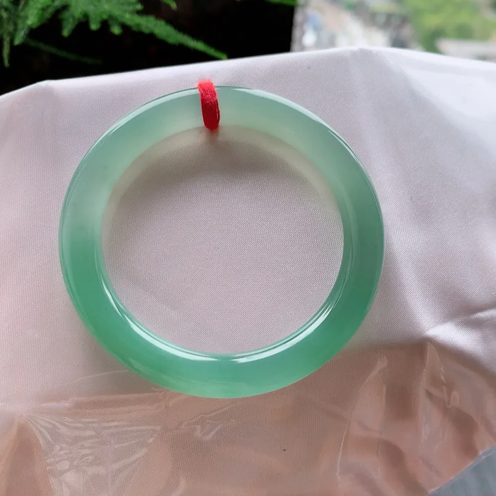 圆条冰玻绿 无瑕 尺寸:52.1/8.6 种色俱佳