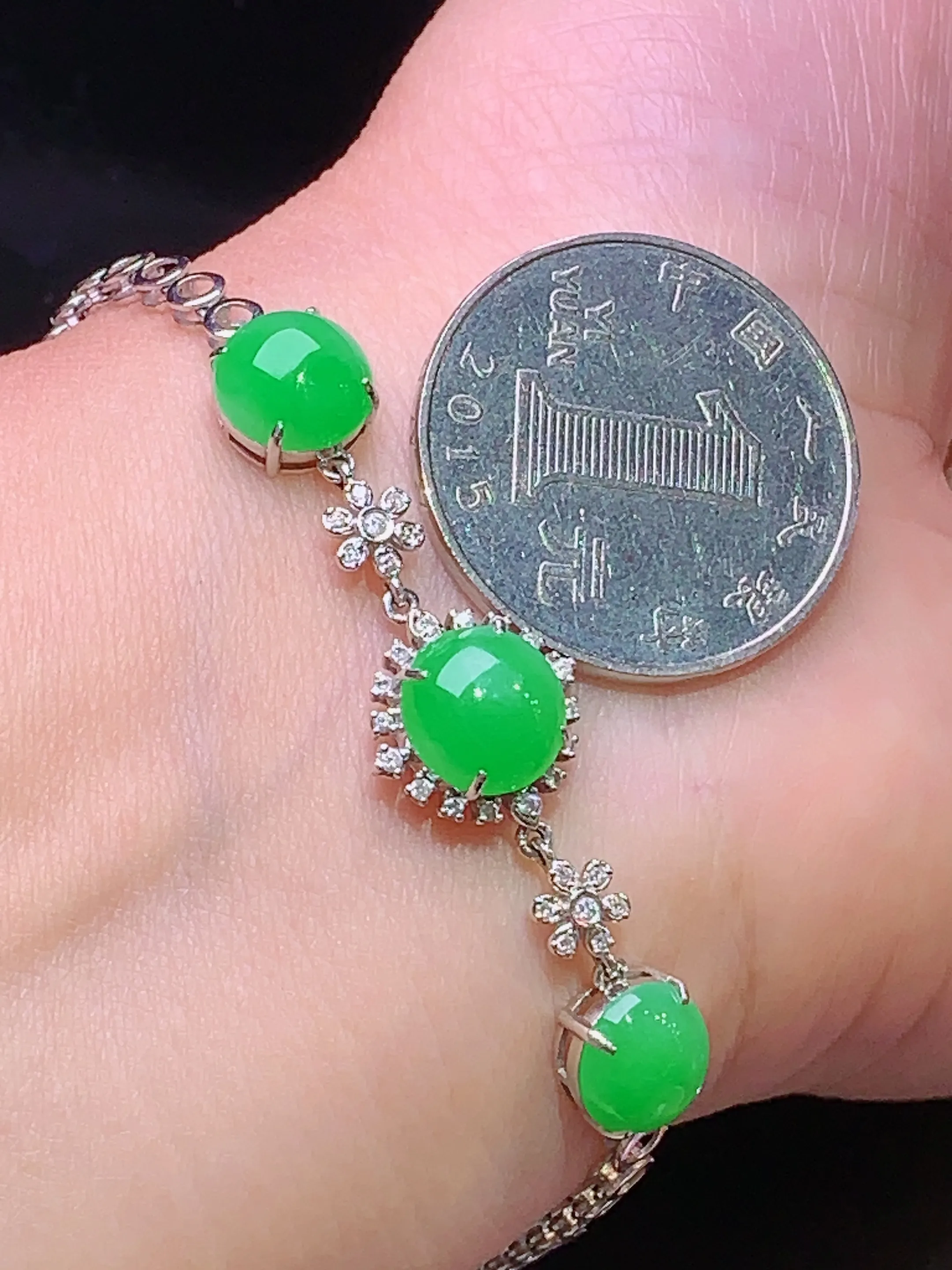 18k金钻镶嵌翠绿蛋面手链 玉质细腻 色泽艳丽 水润亮眼  整体尺寸48*12.6*6.8