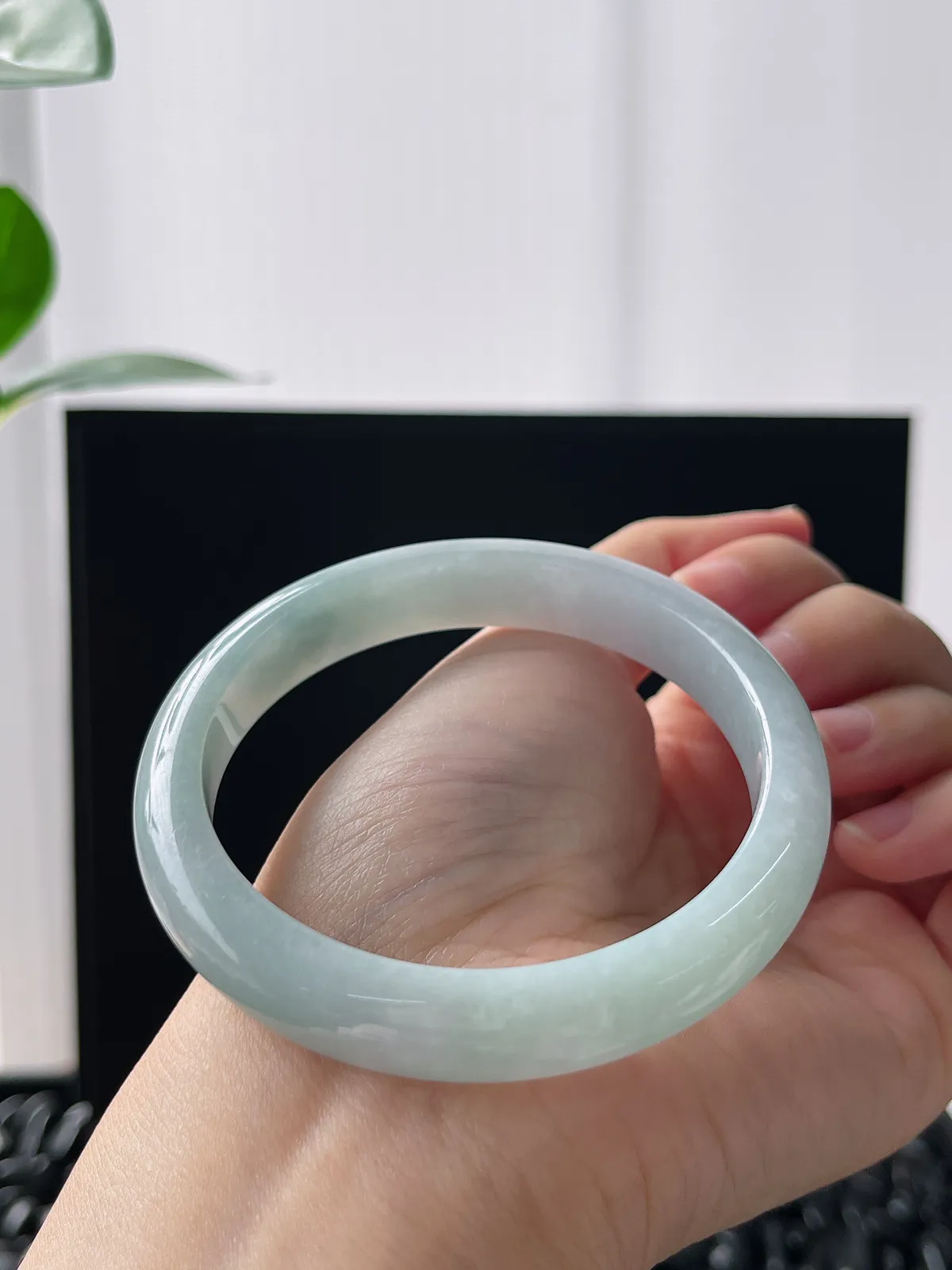 正圈57.2圈口，翡翠糯化种浅绿色手镯