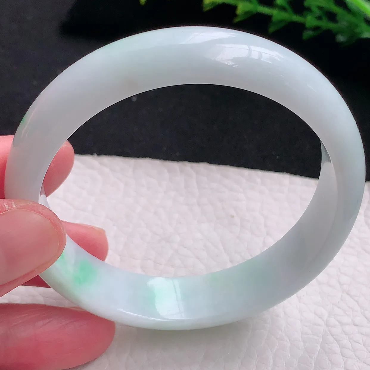 jm自然光57*13.7*7平安镯 天然缅甸翡翠a货飘绿宽边珠宝玉手镯