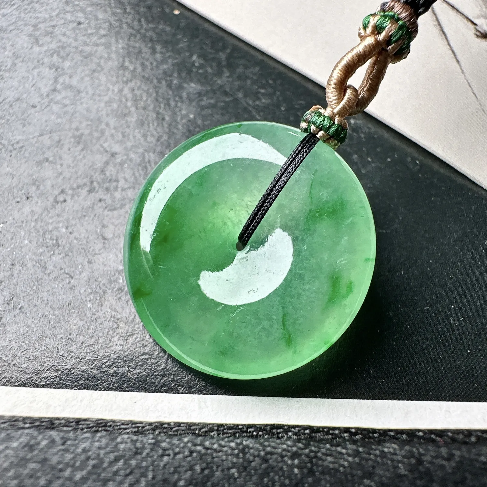 【冰种金丝绿平安扣】质地非常细腻，冰润十足，种老冰透，收藏品质。