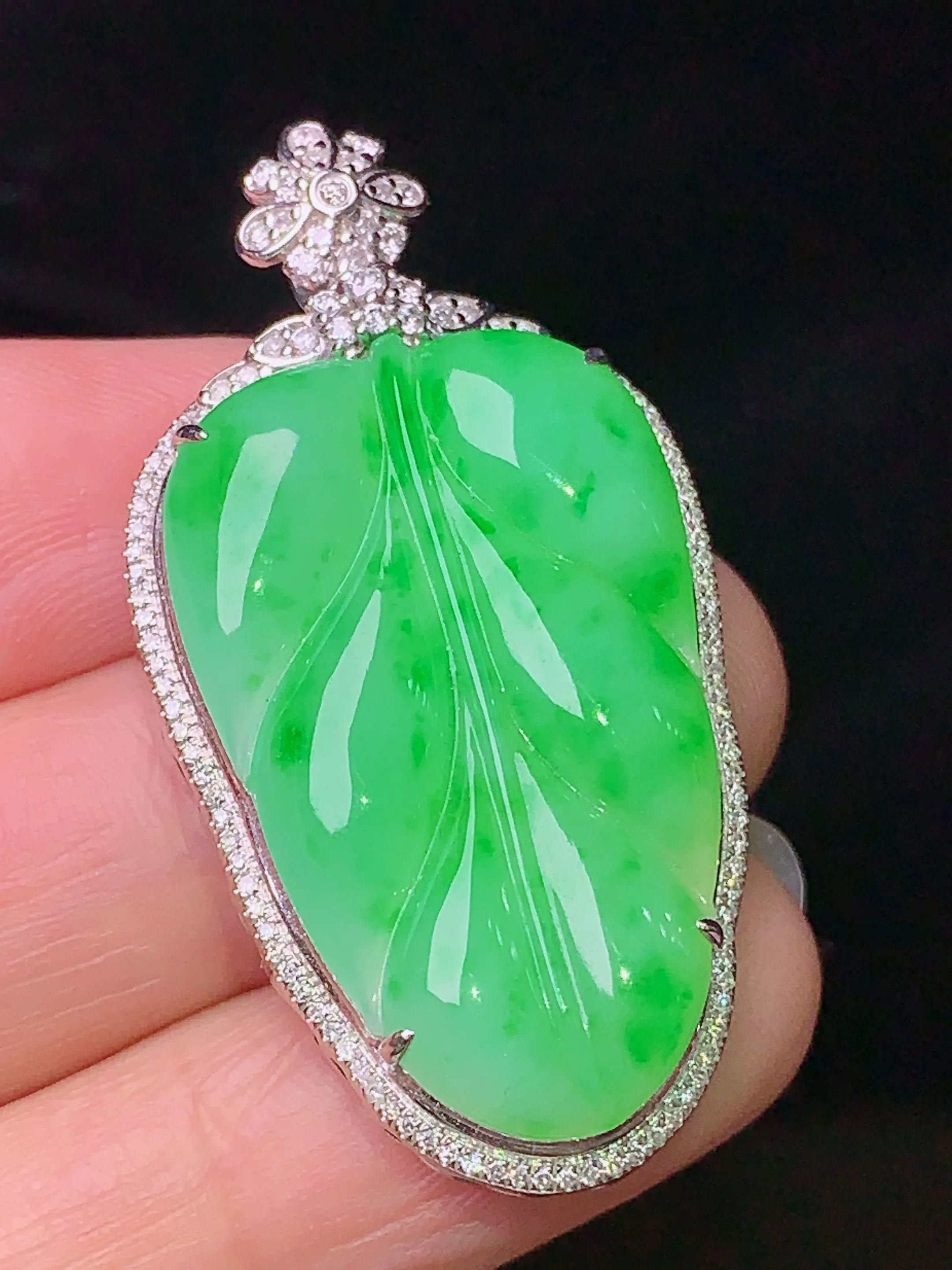 18k金钻镶嵌翠绿树叶吊坠 玉质细腻 色泽艳丽 水润亮眼  整体尺寸41*21.5*8.2