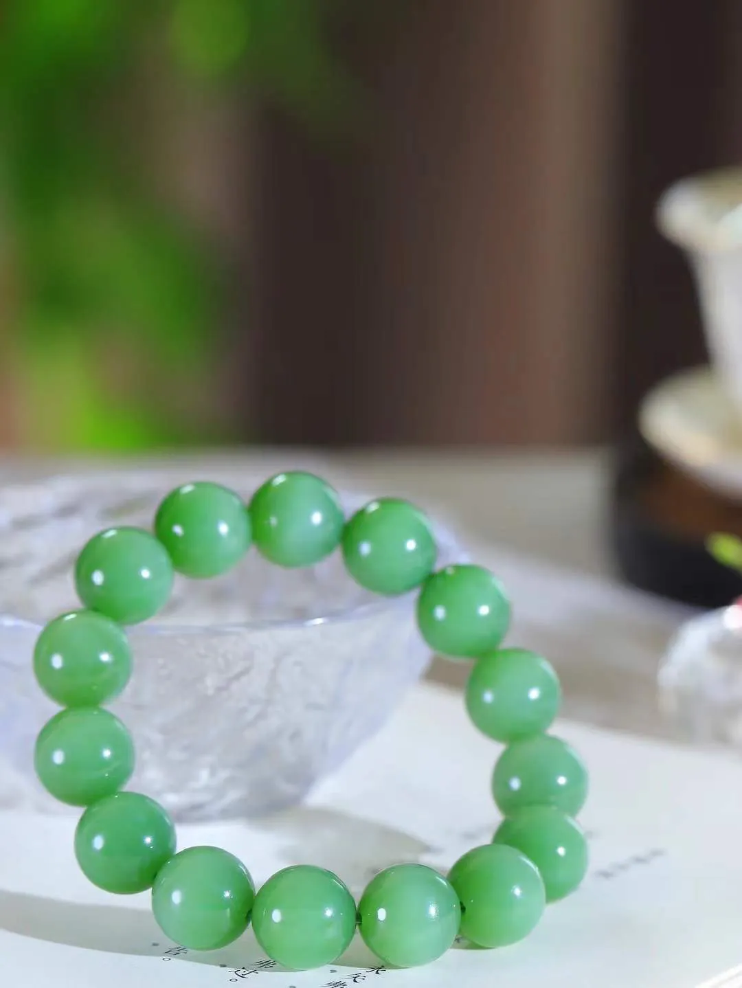 【珠圆玉润.手串】

精品和田玉碧玉猫眼珠圆玉润手串 玉质温润细腻  整串打磨圆润，佩戴舒适。珠珠落玉盘，间关莺语花底滑，一生美好时光，无论身在何处，都有它相伴相守。事事顺遂，幸福美满，吉祥如意。重62.5克 尺寸取一13.8mm  FDA-221082833