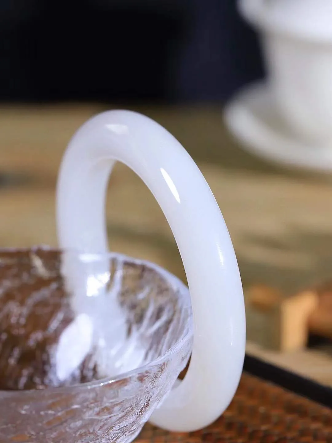 【柔情素语·手镯】

精品️和田玉白玉手镯，玉质细腻温润，手感舒适，️线条流畅，简约大气，美自天成，佩戴于腕间，婉约之美，举手投足间透出那份低调奢华，醉人心扉。重71克 内径圈口58mm  尺寸12-11.2mm   FDA-551072900