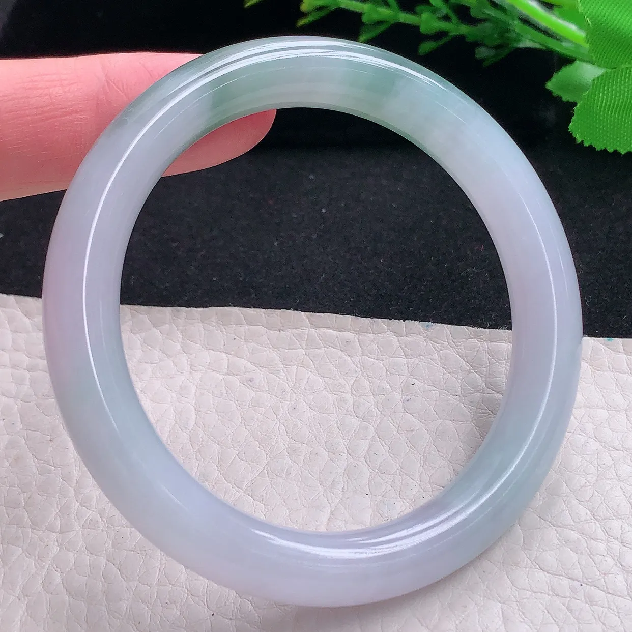 z自然光54*9.3*9美人镯 天然缅甸翡翠a货飘花秀气圆条珠宝玉手镯