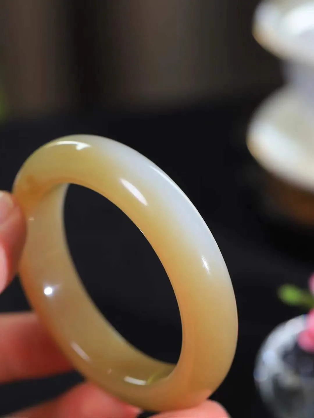 （温柔雅致.手镯）

精品️和田玉糖白玉手镯。镯型饱满，温润细腻，脂润沁香。️执一卷书，沏一盏茶，着一袭裙，戴一只镯。淡淡浅笺，素心若兰，静赏玉中诗画。悠悠岁月，芊手轻摘，盛满诗样芳华。重65克   尺寸52.5-13.9-9.9mm    FDL-661072833