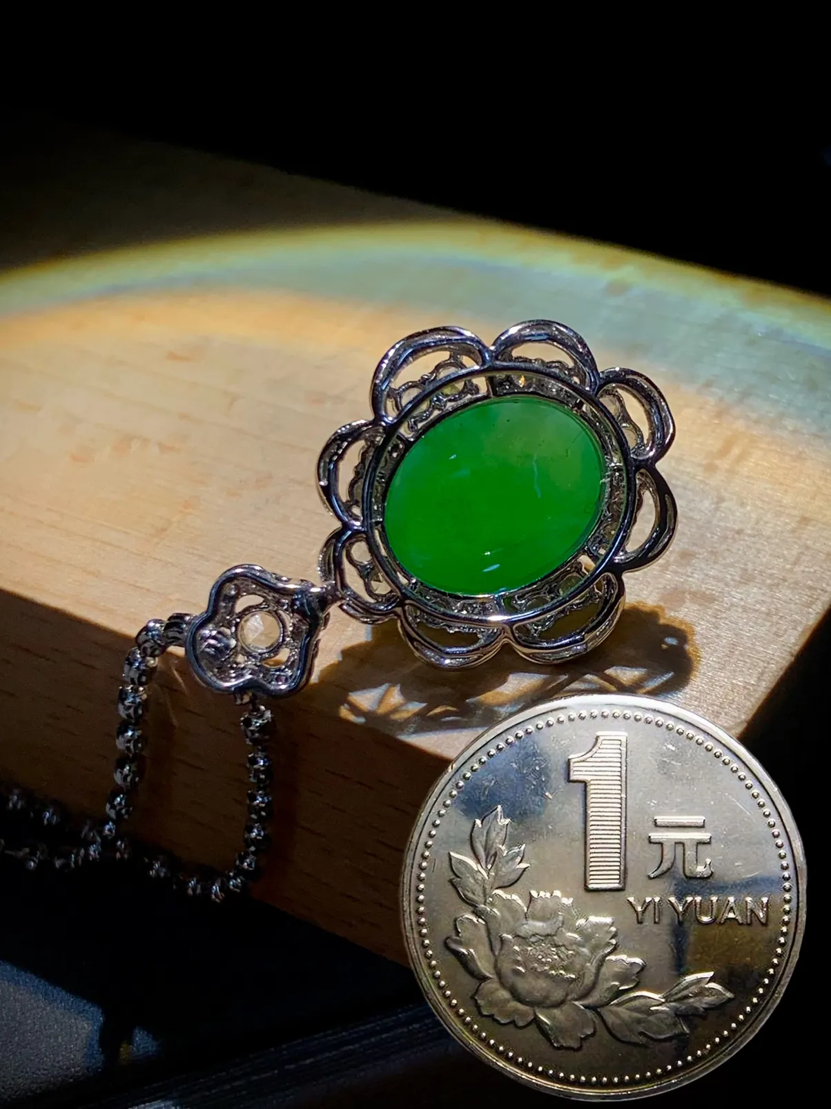 绿蛋面吊坠，裸石12.6-10.2-5mm，
整体28-18.5-11mm，
18K金，南非钻，不配链