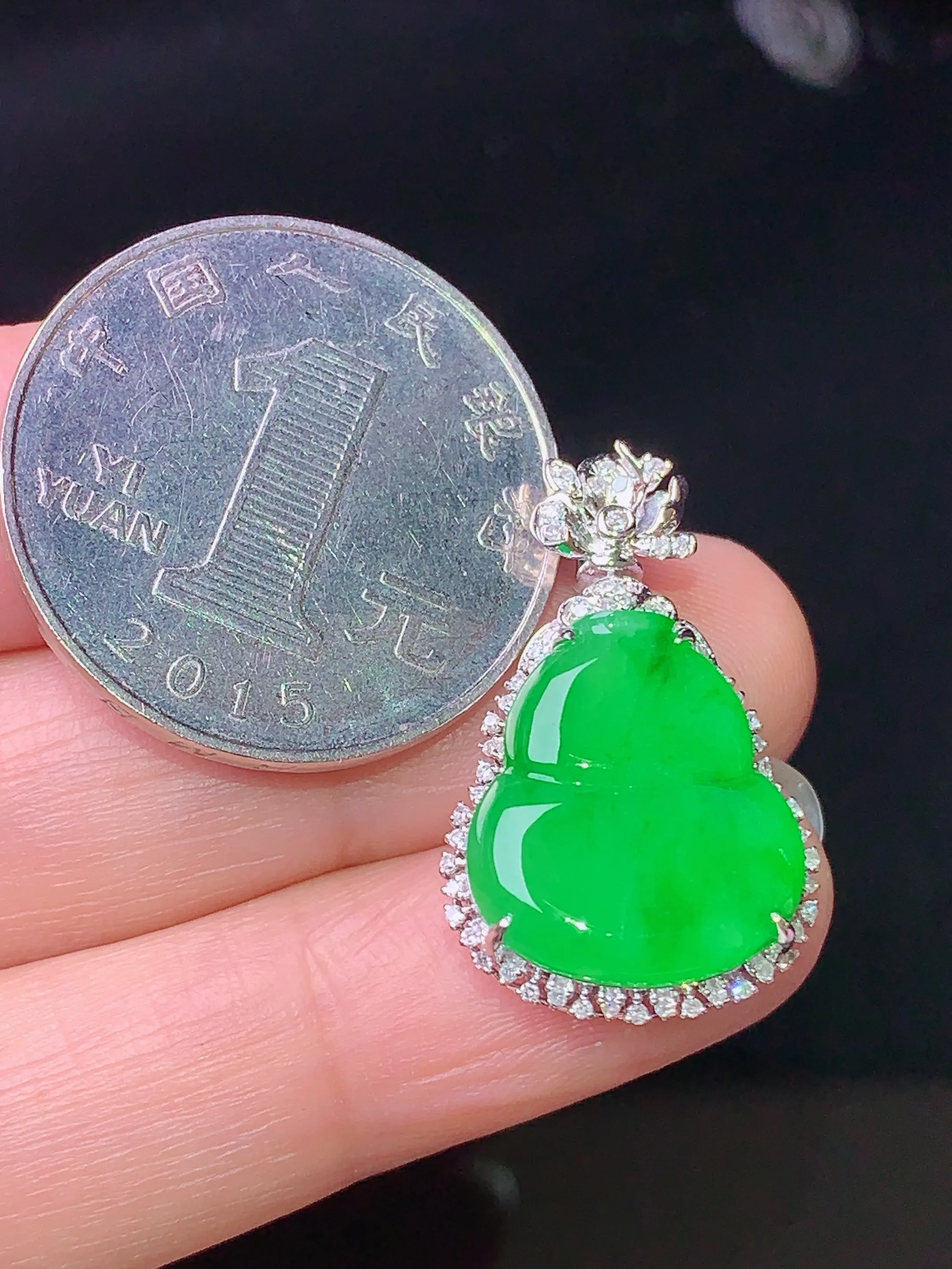 18k金钻镶嵌满绿葫芦吊坠 玉质细腻 色泽艳丽 水润亮眼  整体尺寸26*15.7*7.6