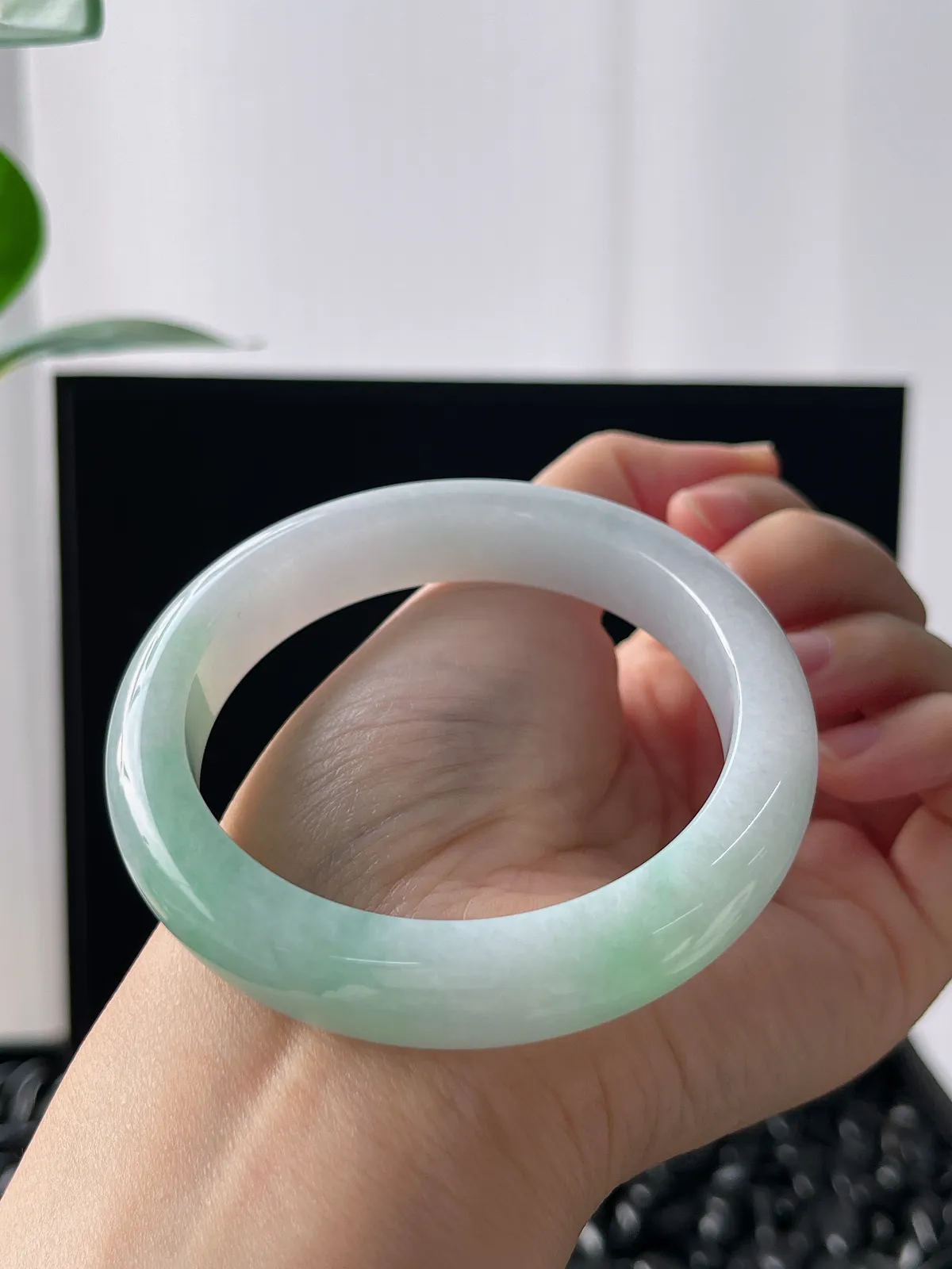 正圈56圈口，翡翠糯化种飘绿手镯