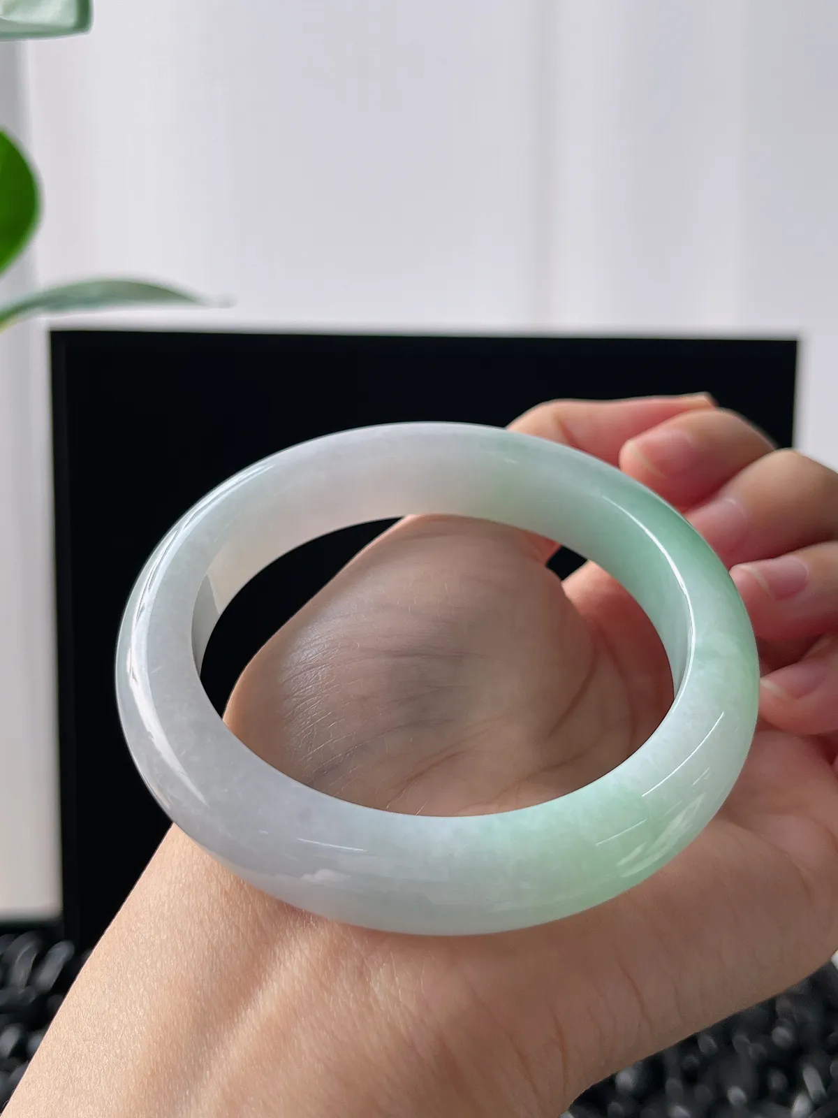 正圈56圈口，翡翠糯化种飘绿手镯