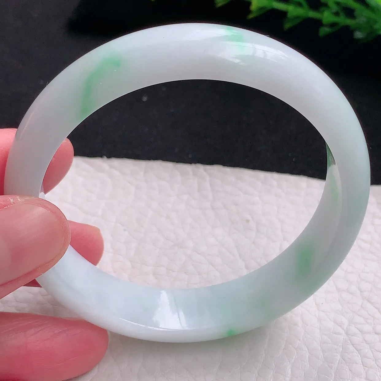 jm自然光57*13.7*7平安镯 天然缅甸翡翠a货飘绿宽边珠宝玉手镯